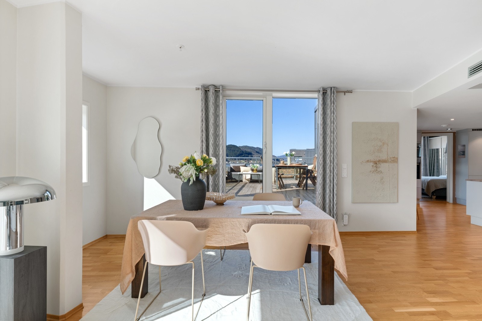 Her er det plass til spisebord av god størrelse. Hva med å nyte denne fantastiske utsikten fra middagsbordet? Galleribilde