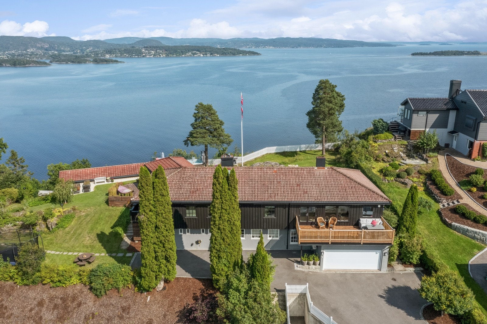 Stor og flott eplehage langs veien. Galleribilde