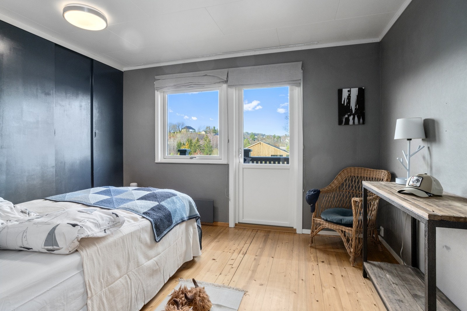 Ett av de minste rommene har utgang til en liten luftebalkong. Galleribilde