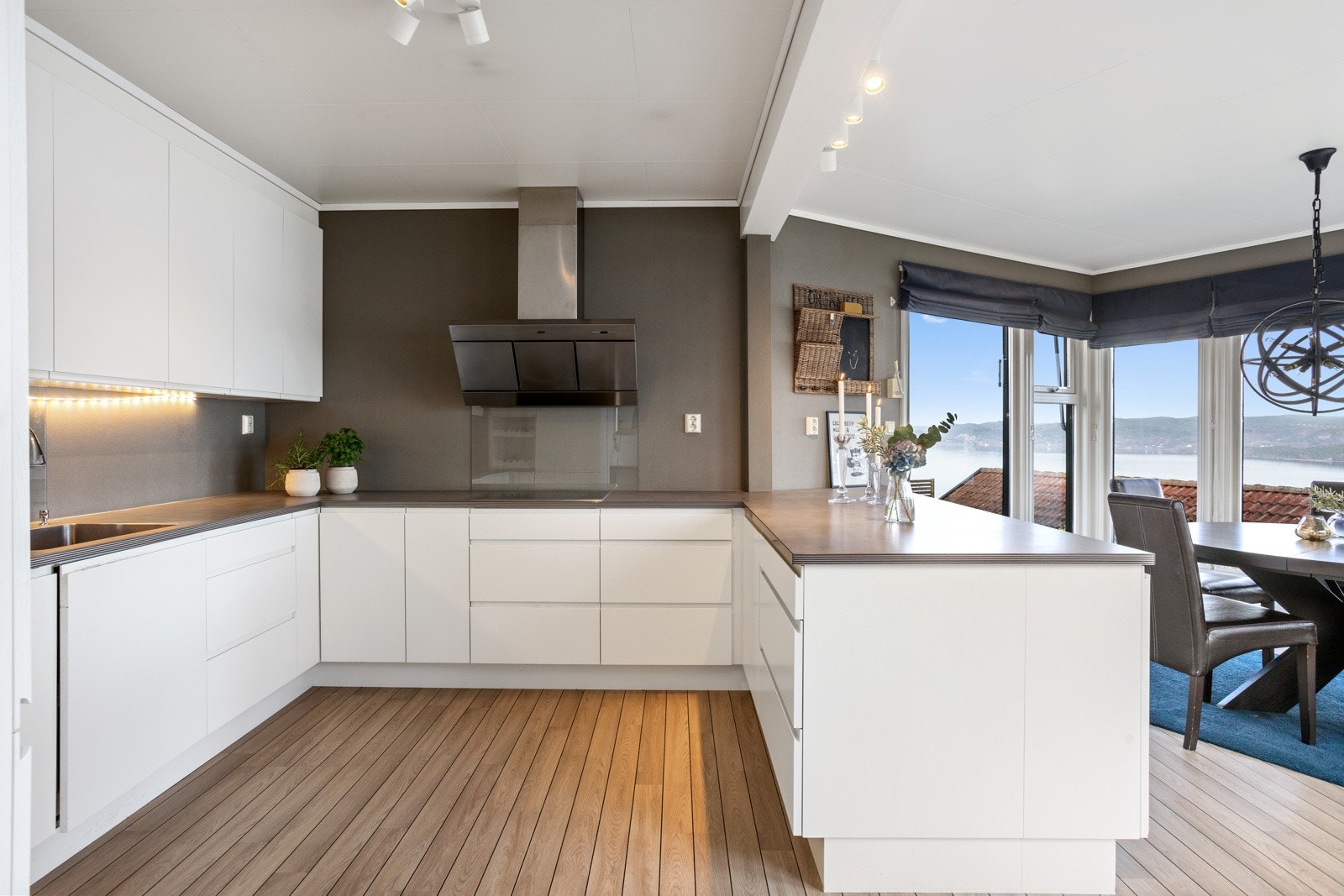 Kjøkkenet har slett innredning og laminat benkeplate, og alle hvitevarer integrert. Galleribilde