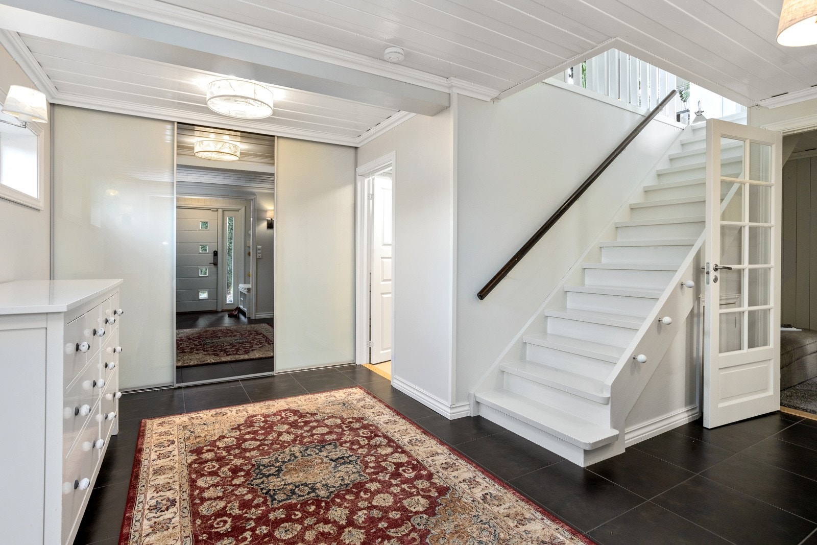 Stor og romslig hall med skyvedørsgarderobe. Galleribilde