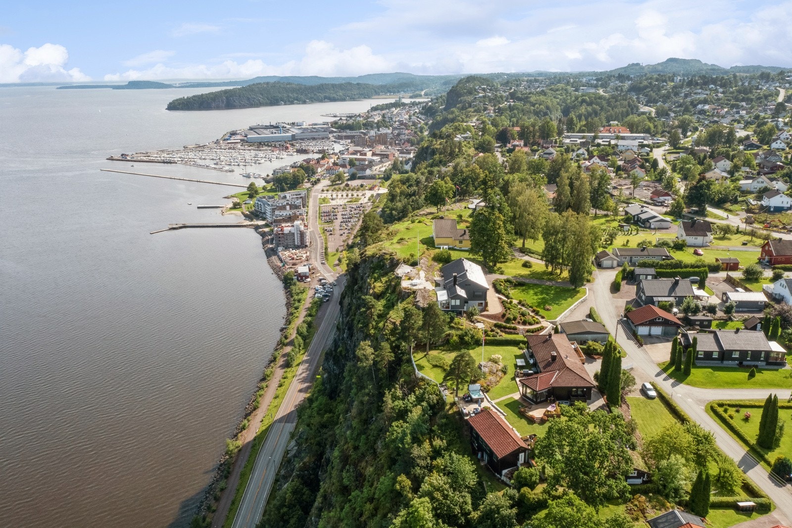 Boligen har en av Holmestrands beste beliggenheter rett ved fjorden, med kort vei til togstasjon, sentrum og havna. Galleribilde