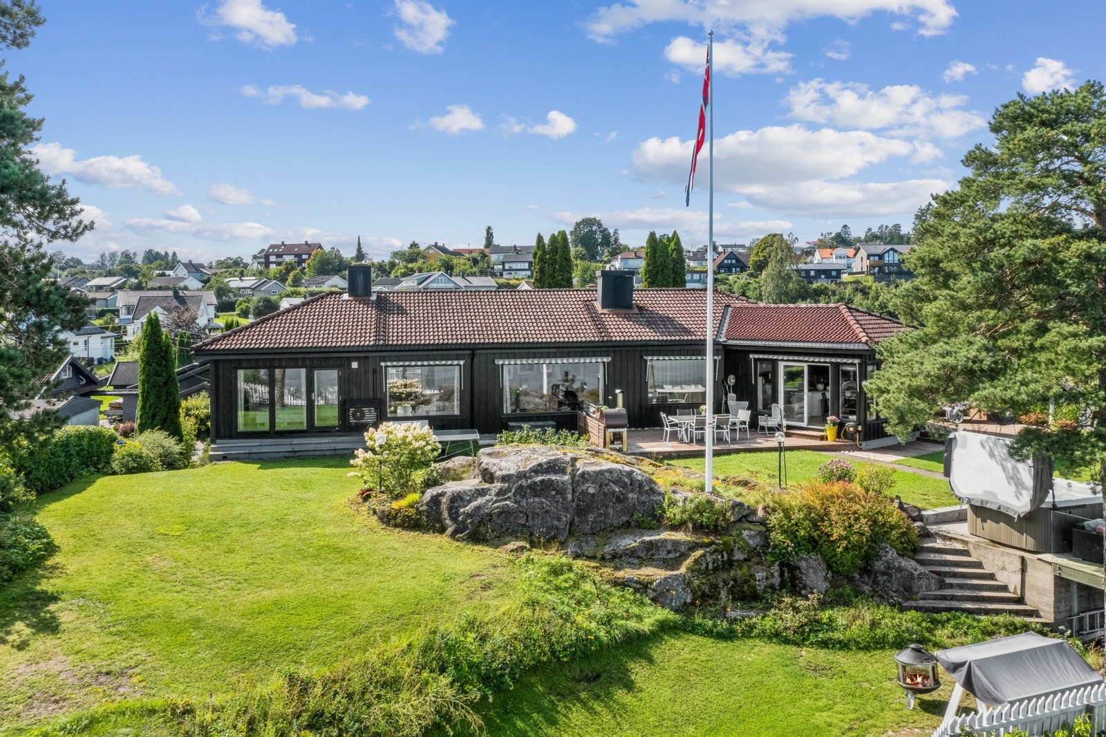 Over 2 mål tomt svært vakkert opparbeidet med stor hage, frodig og fin beplantning og flere solrike uteplasser. Galleribilde