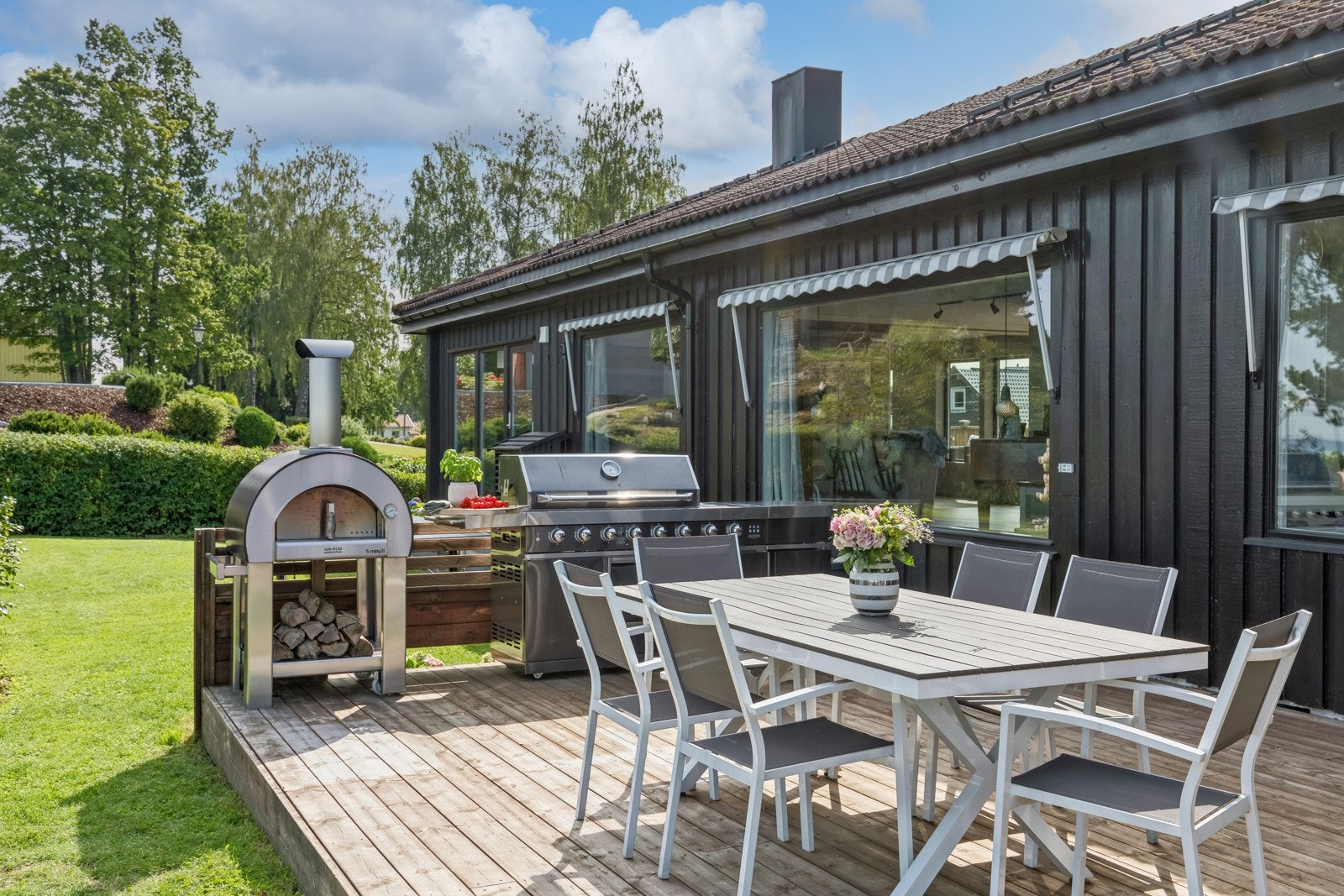 Et hyggelig uterom inntil husveggen med god plass til møblement. Galleribilde