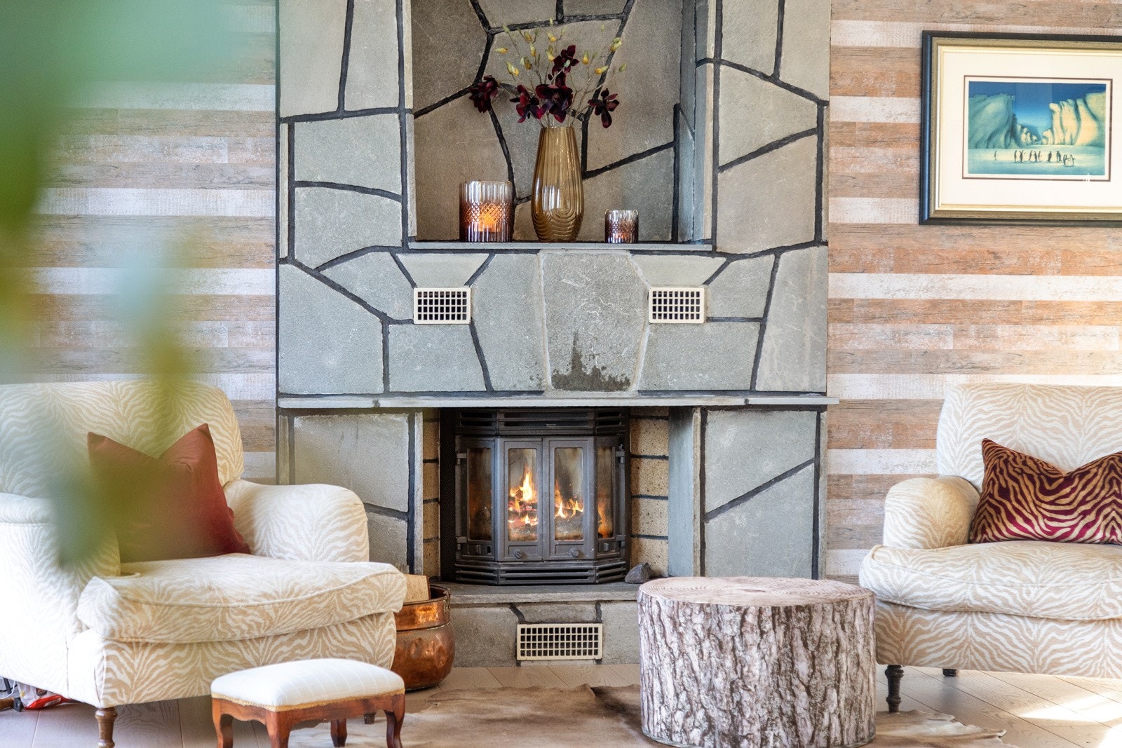 Lekker peisovn er rommets blikkfang. Galleribilde