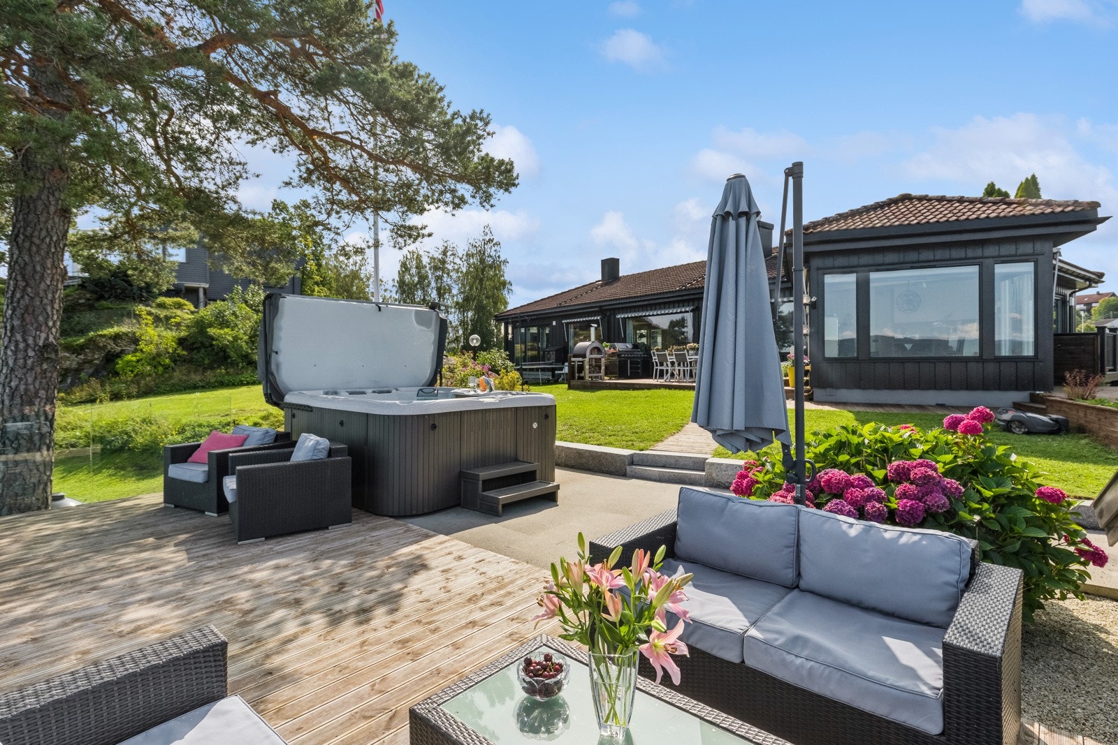 Fantastisk uteområde med over 50 kvm. terrasse og flere solrike og sosiale plasser hvor venner og familie kan samles. Galleribilde