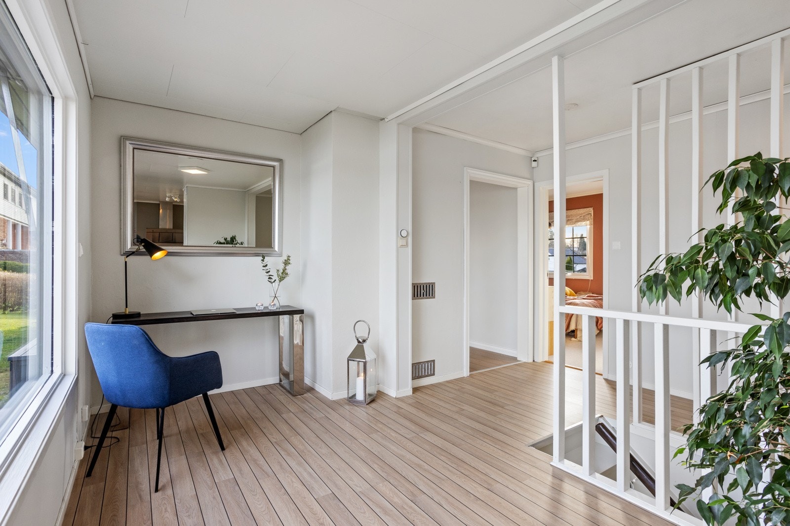 Trappegang med kontorplass. Galleribilde