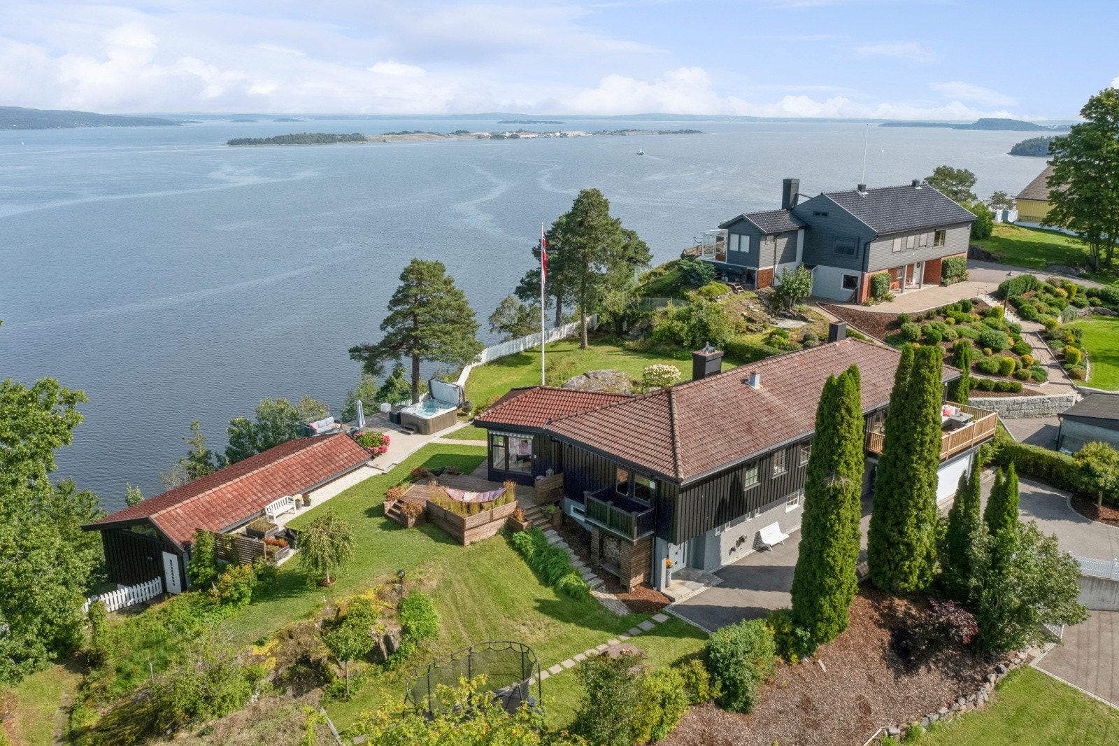 Velkommen til en praktfull eiendom ved Holmestrandsfjorden, med over 2 måls tomt, fantastisk utsikt og over 380 m² bygningsmasse. Galleribilde
