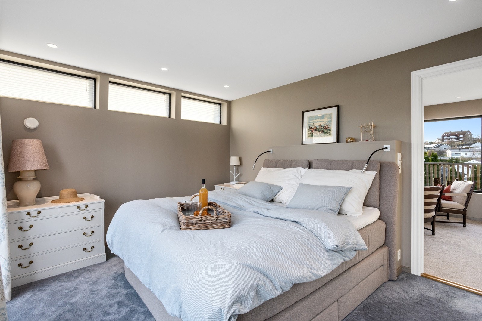 Et lekkert soverom vendt mot store vinduer som gir flott utsikt mot fjorden. Galleribilde