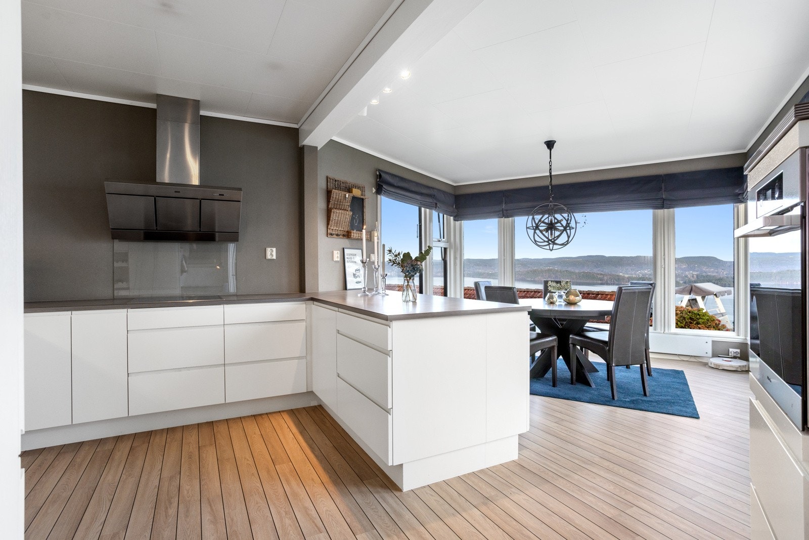 Stort og lyst kjøkken med utgang til hagen. Galleribilde