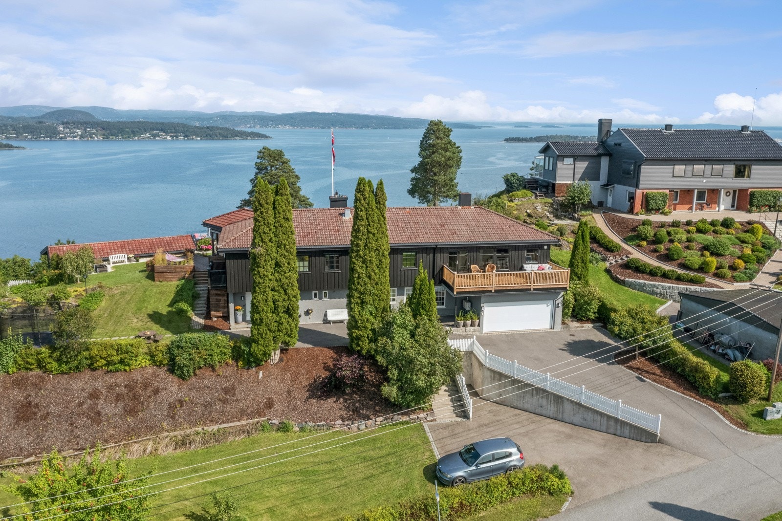 Svært gode parkeringsmulgheter på asfaltert gårdsplass samt i integrert garasje med elbillader. Galleribilde