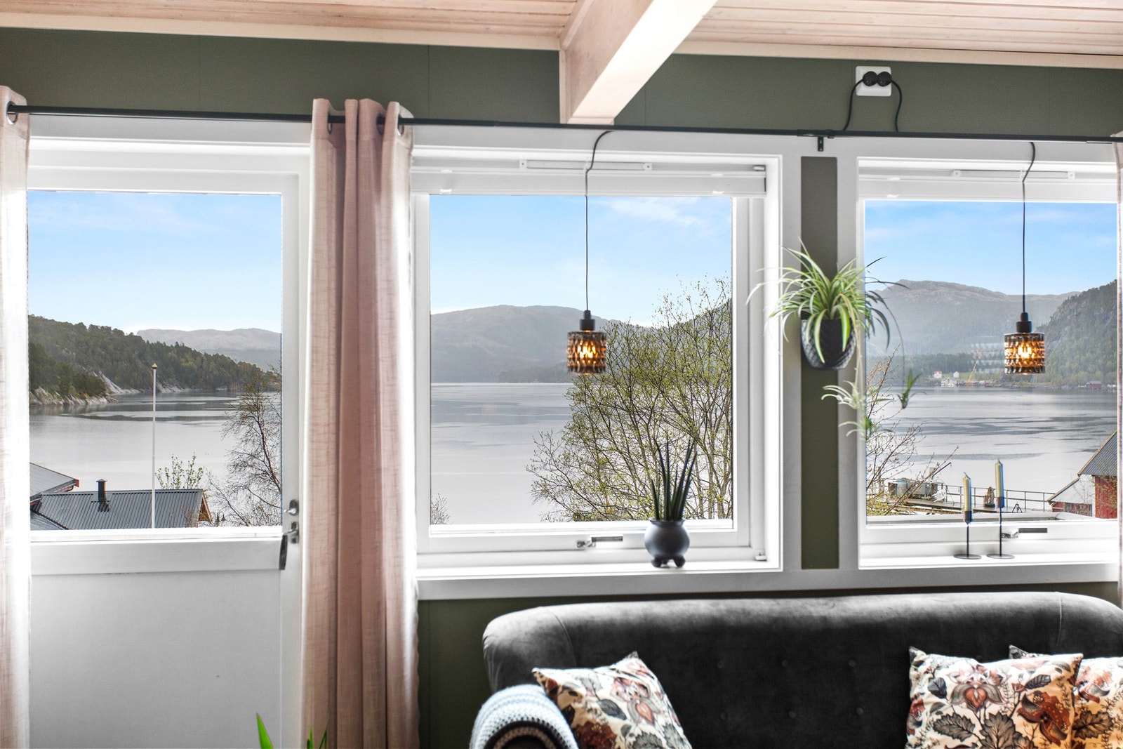 Fra stuen har man enkel adkomst til veranda på fremside. Galleribilde