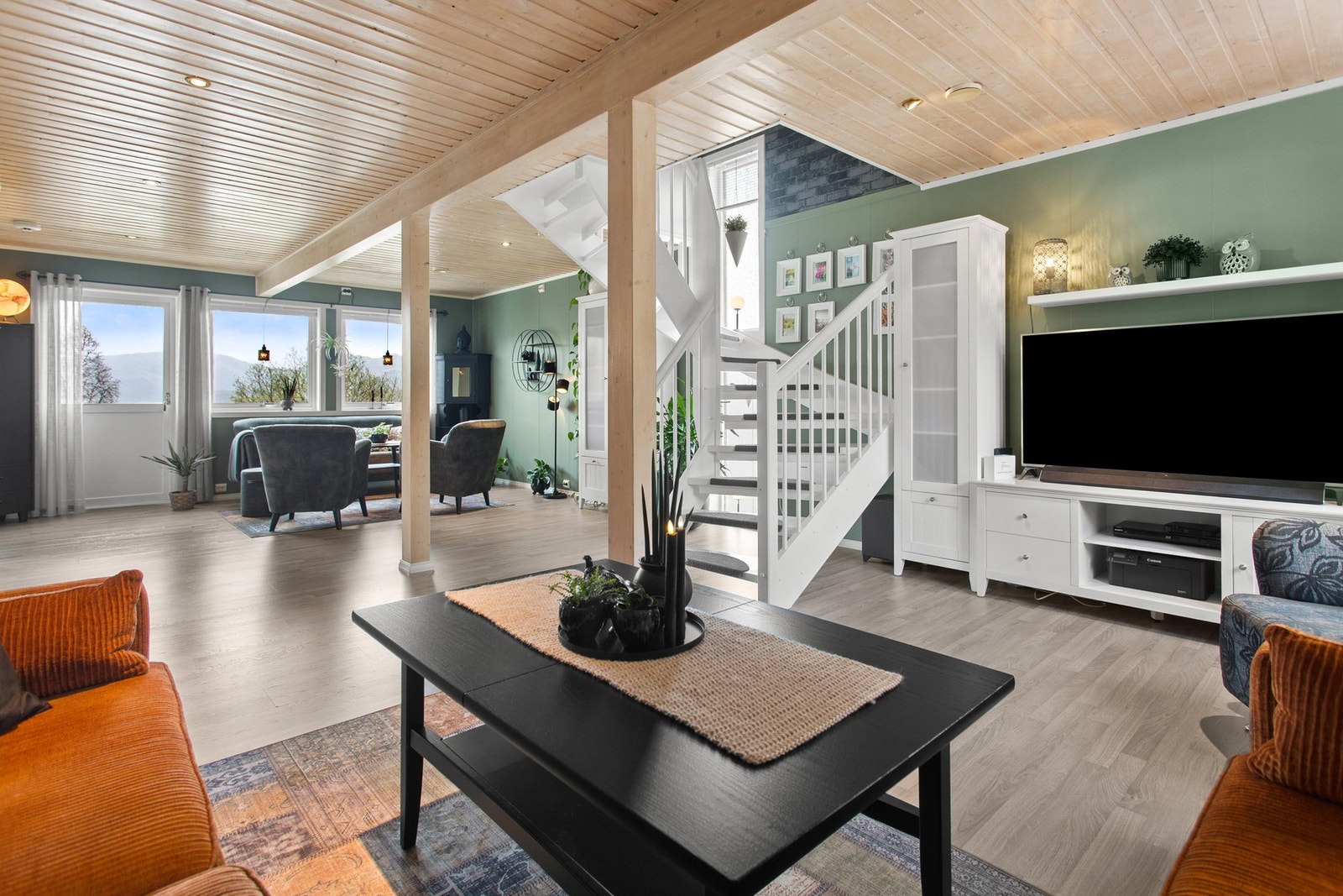 Stuen har god plass til flere sittegrupper. Galleribilde