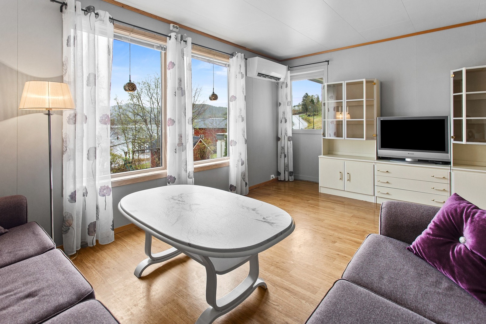 Utleiedelen har en varmepumpe som er festet på vegg. Enkel adkomst til veranda fra stue. Galleribilde
