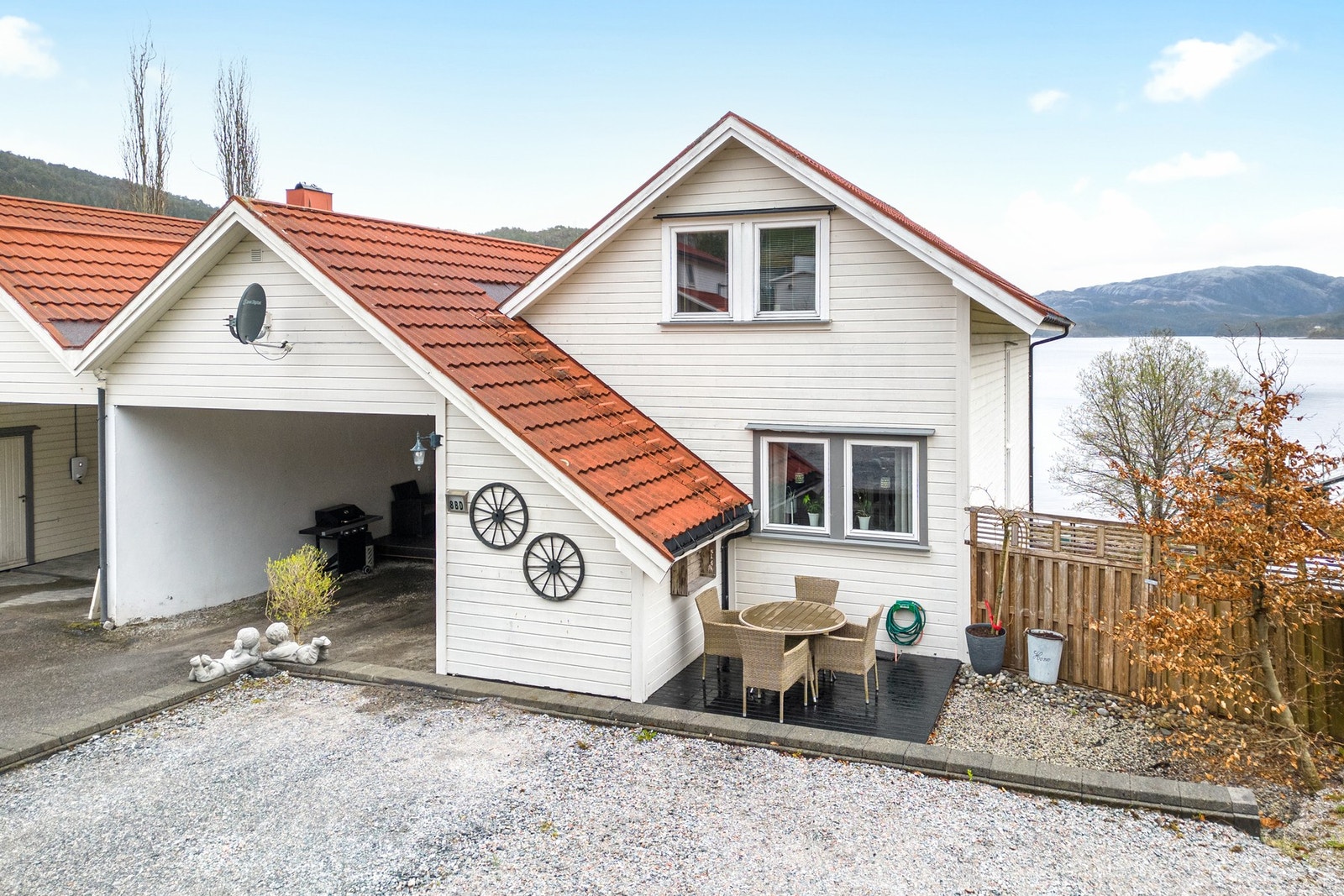 Her har man både carport og en romslig gruslagt gårdsplass. Galleribilde