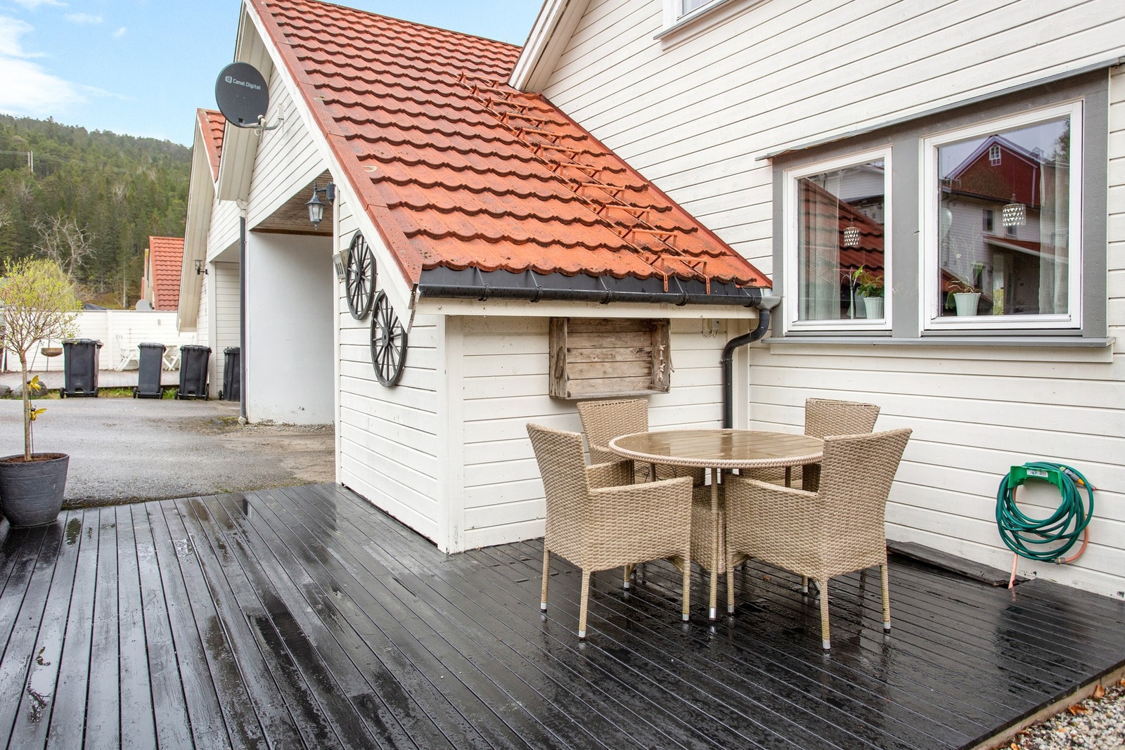 Ved inngangsparti er det en romslig platting med plass til hagemøbler. Galleribilde