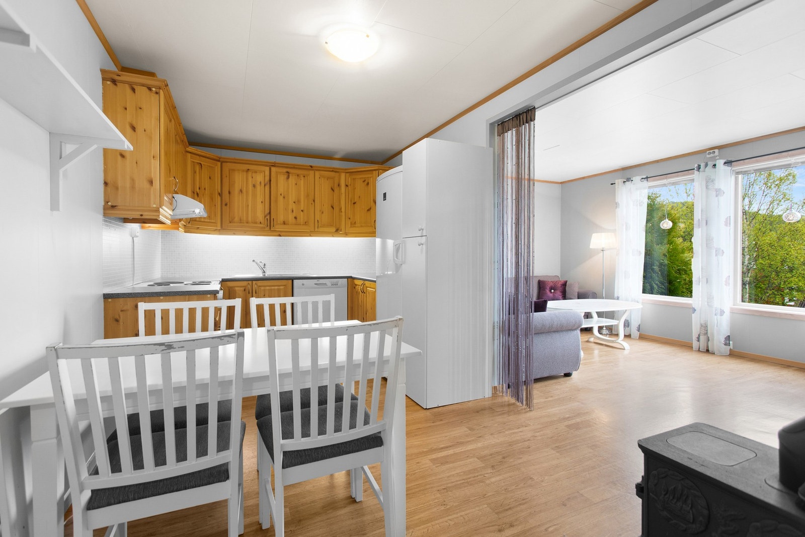 Kjøkkenet har plass til spisegruppe. Det er også en vedovn på kjøkken. Galleribilde