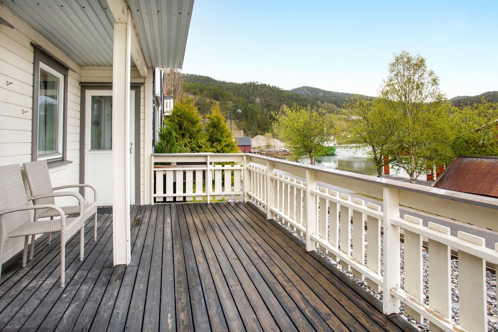 Romslig veranda på bakkeplan på utleiedel. Galleribilde