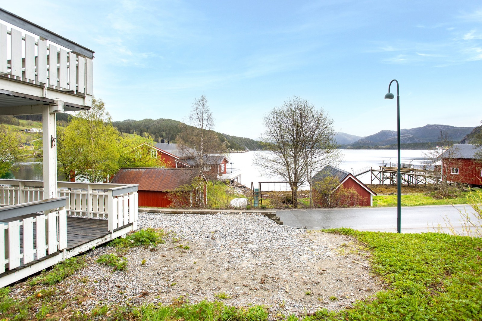 Boligen ligger tett på sjøkanten. Galleribilde