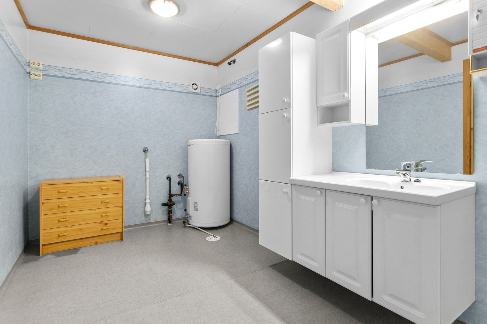 Badet i utleiedel. Opplegg for vaskemaskin. Galleribilde
