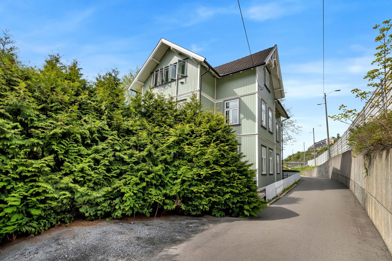 Leiligheten har egen biloppstillingsplass på tomten Galleribilde
