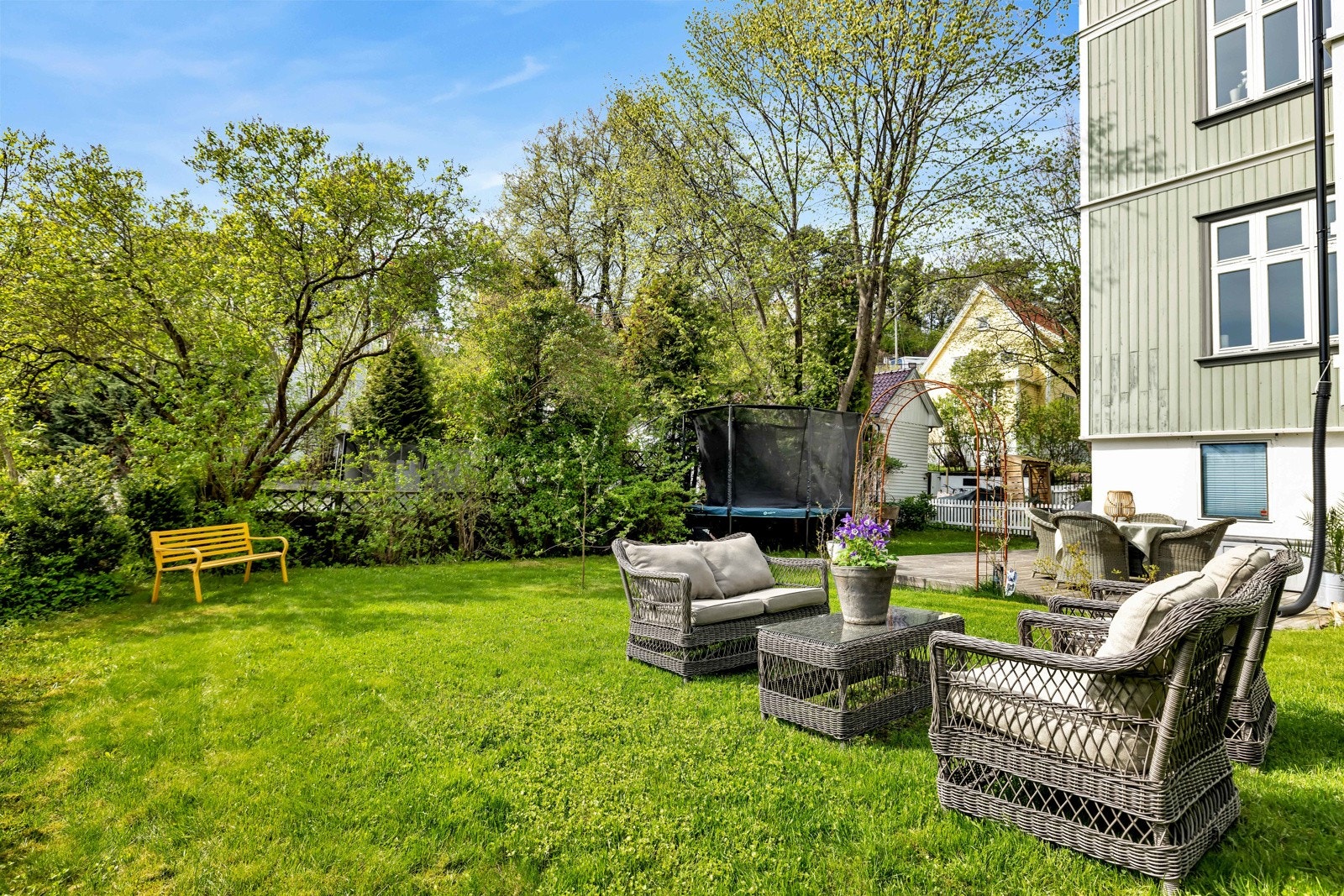 God plass til lek, ballspill, trampoline m.m. Galleribilde