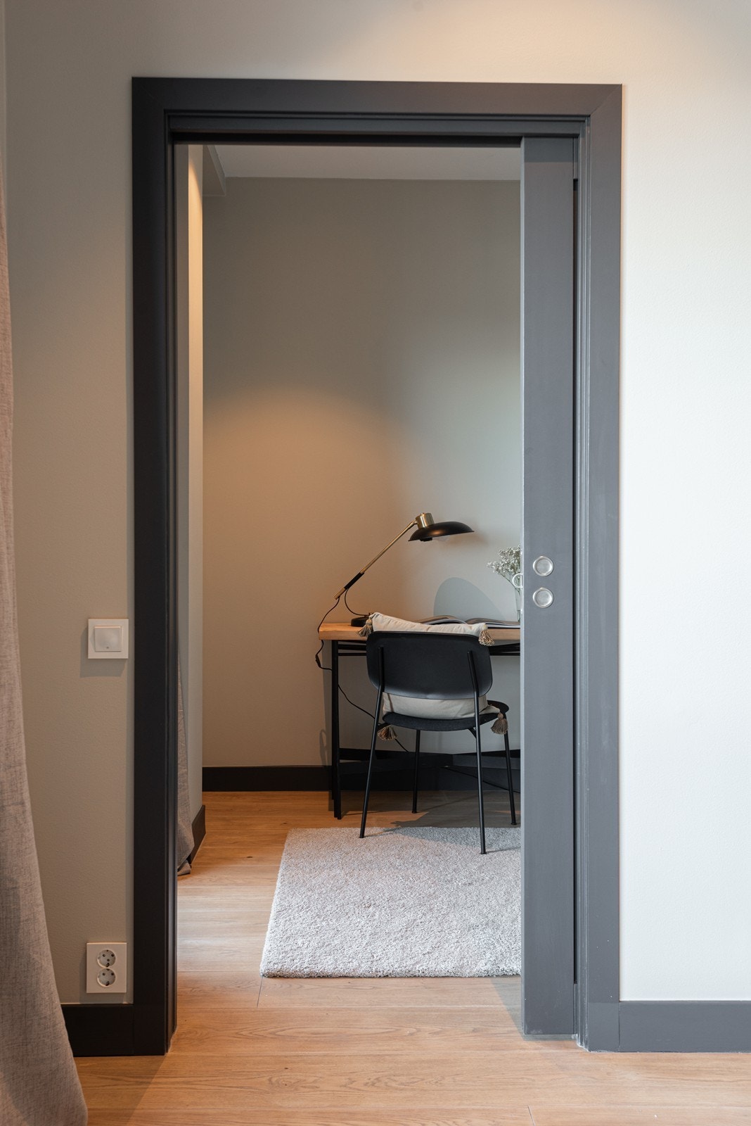 Fra stuen kommer man til leilighetens soverom 2 Galleribilde