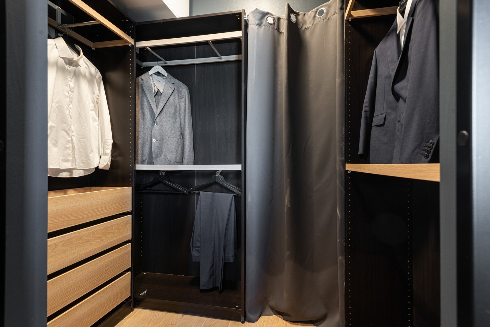 Soverom 1 har tilknyttet Walk-in closet Galleribilde