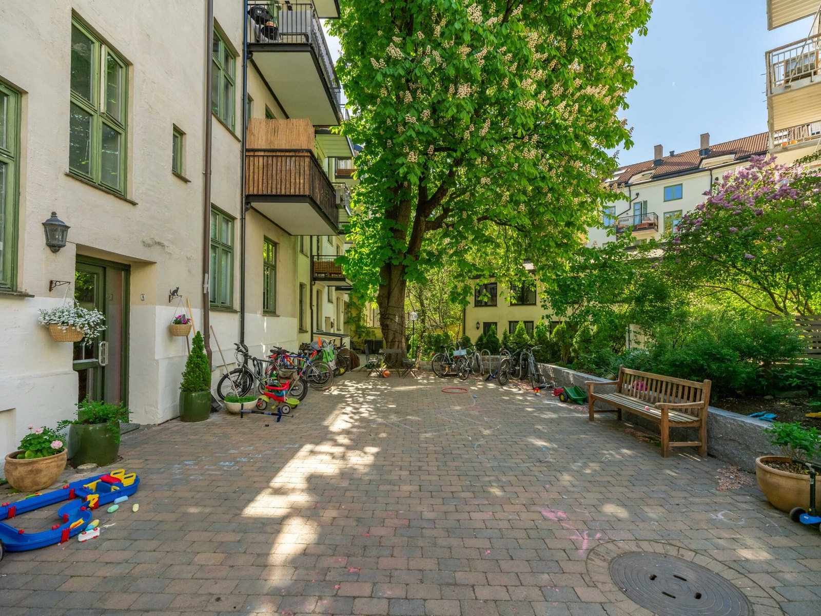 Nå er vi i den koselige bakgården rett utenfor. Galleribilde