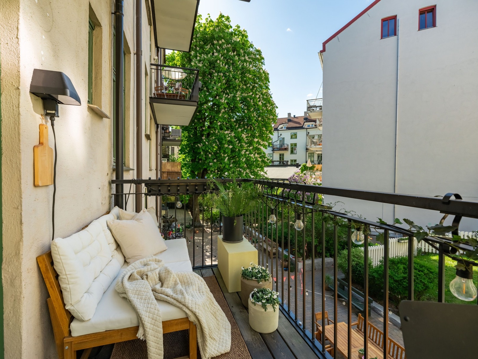 Her er det plass til utemøblement og en grill om du vil. Galleribilde