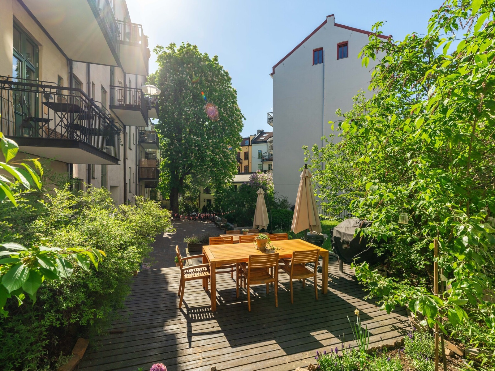 Det er masse plass for hyggelige middager i sola også. Galleribilde