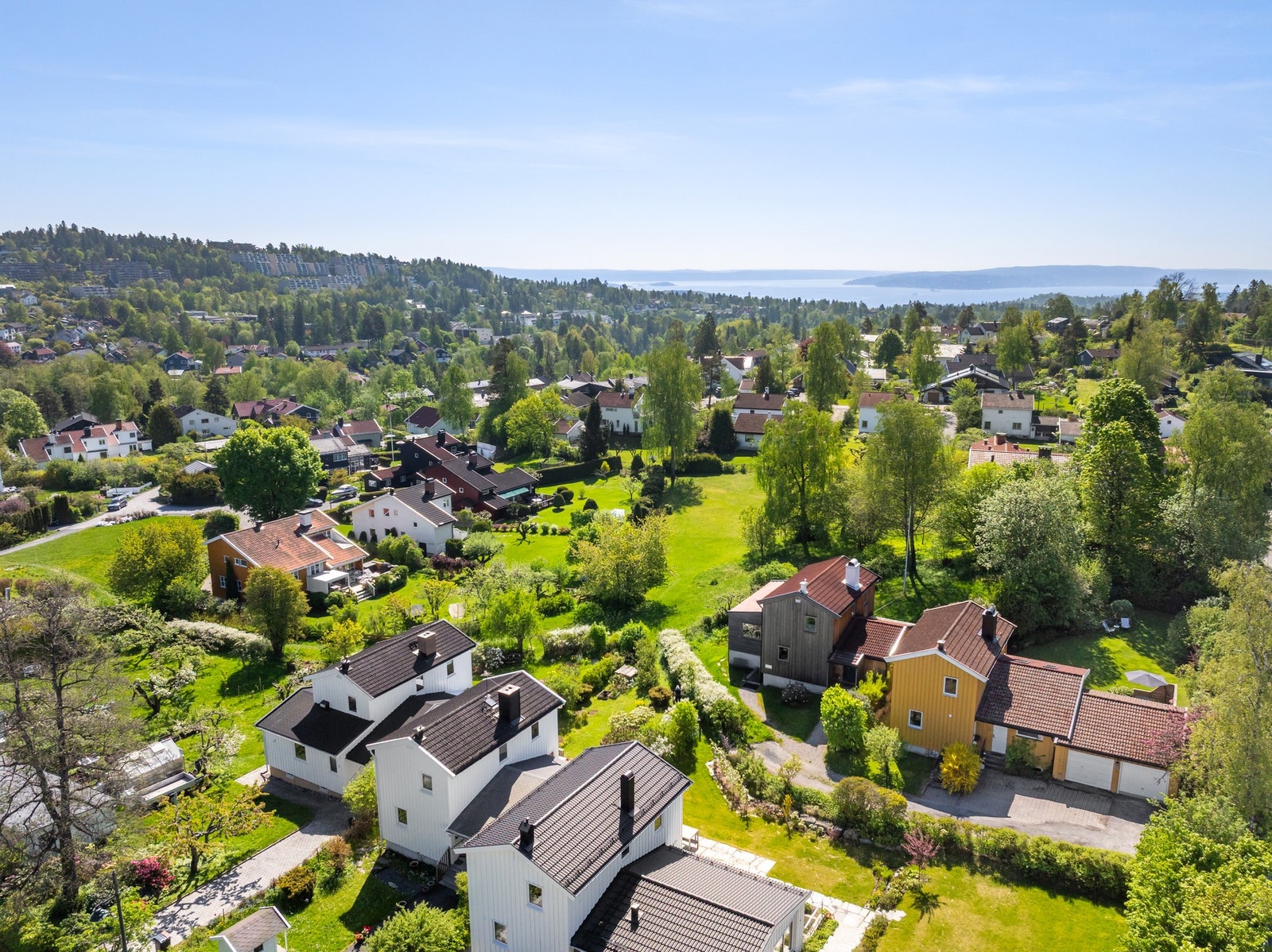 Det er fine grøntområder mellom husene Galleribilde
