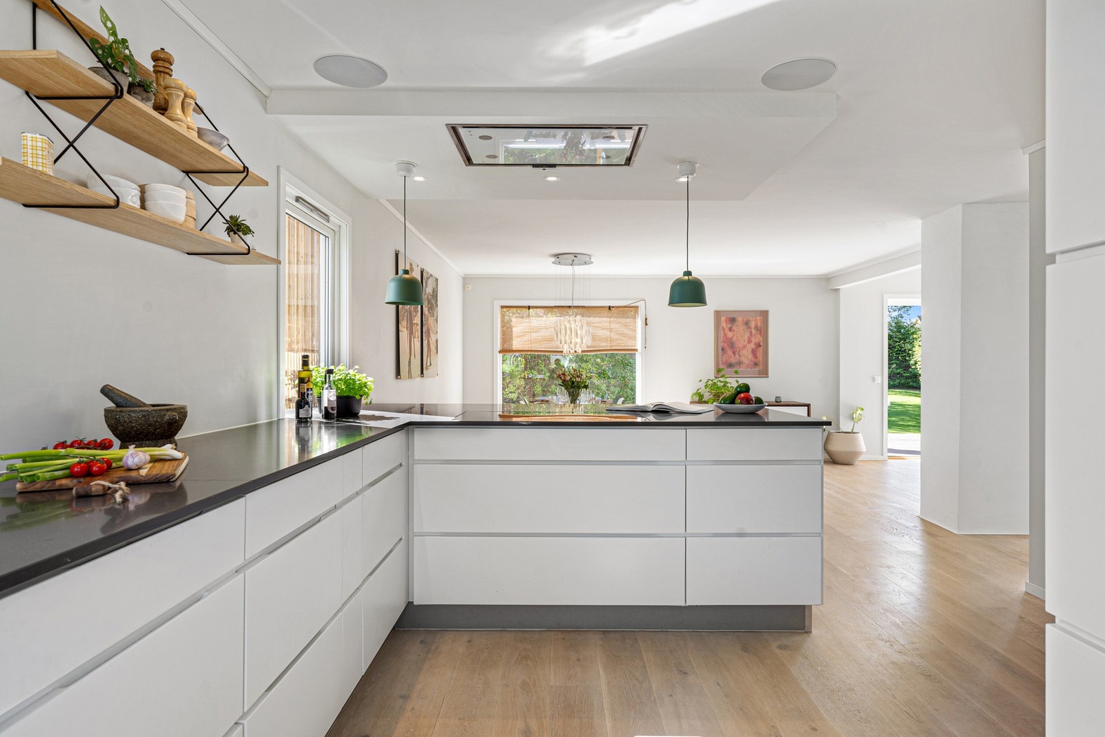 Kjøkkenet er utstyrt med stekeovn, dampovn, oppvaskmaskin og kjøleskap Galleribilde