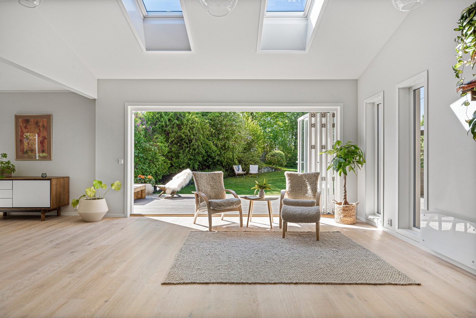 Stor luftig stue med skyvedører Galleribilde