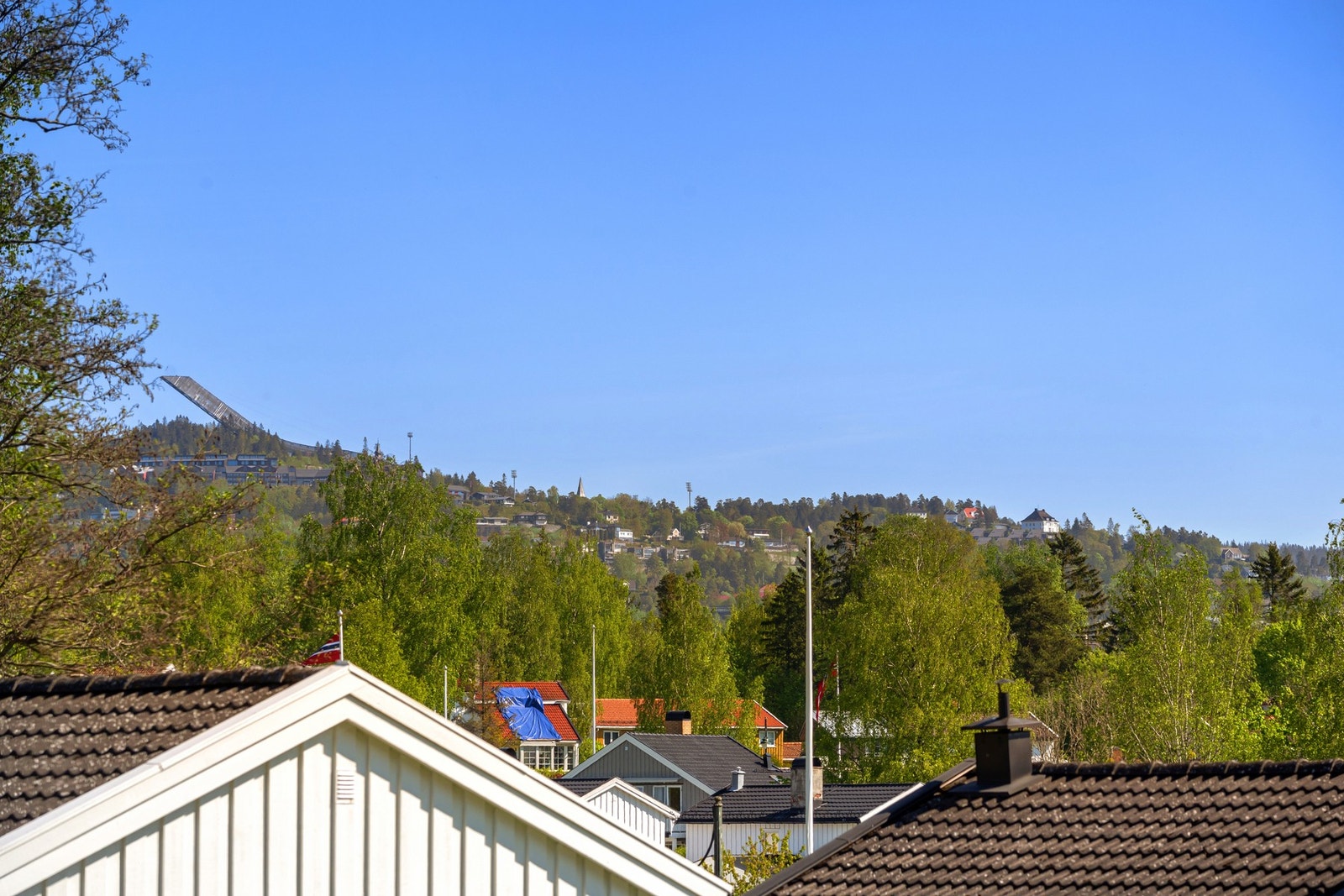 Utsyn fra kjøkken mot bla. Holmenkollen Galleribilde