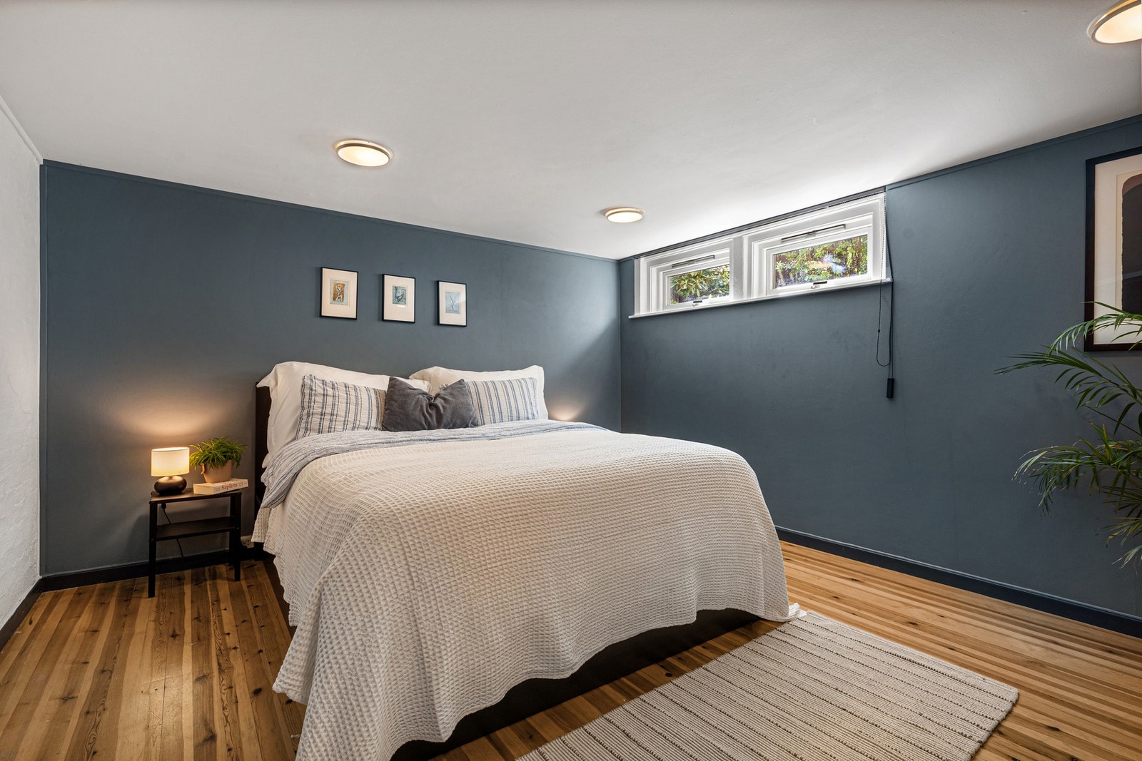 Rom i kjeller som i dag brukes som gjesterom Galleribilde