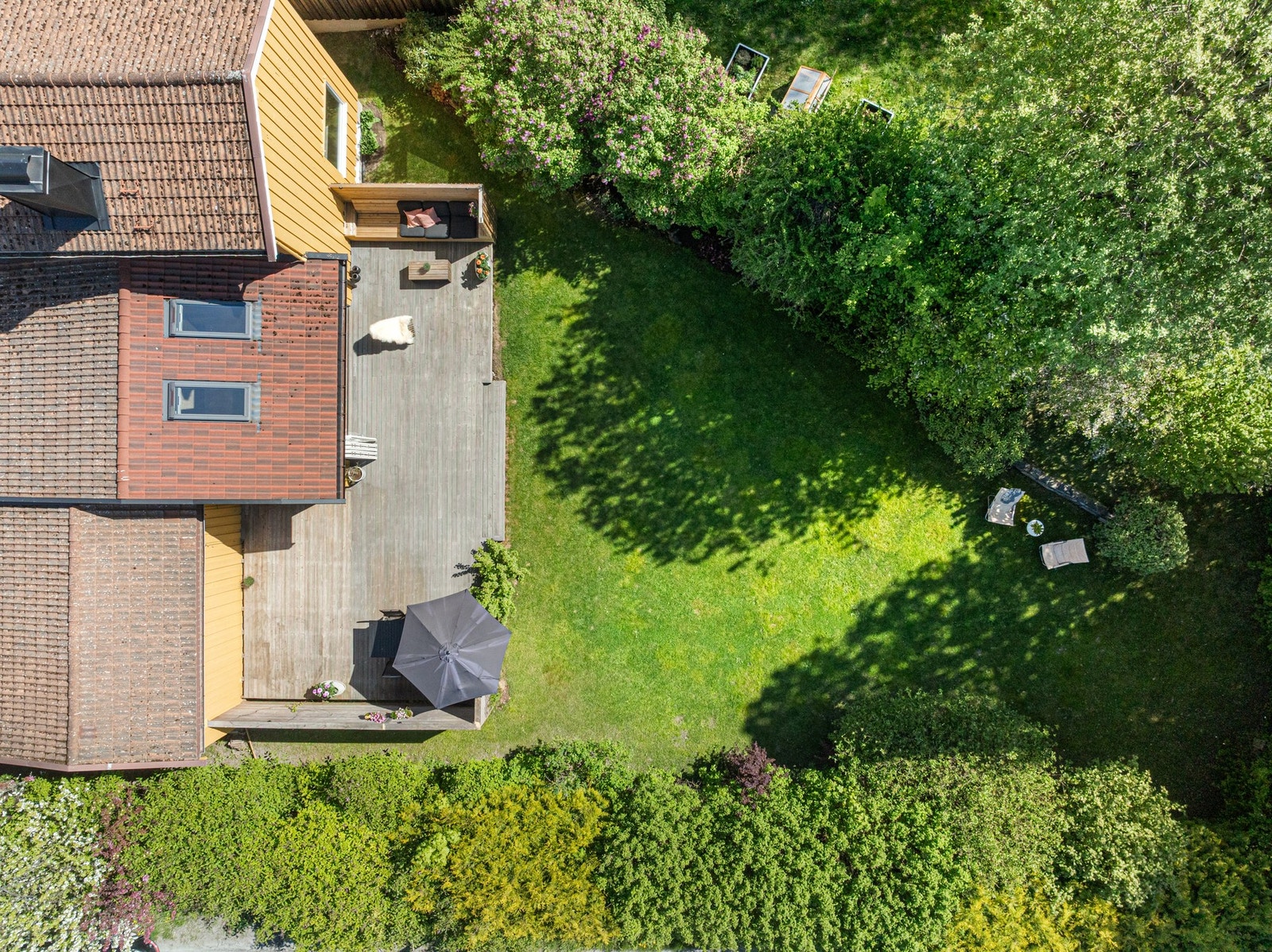 Fra hagen er det adkomst til store grønne fellesarealer mellom eneboligene Galleribilde
