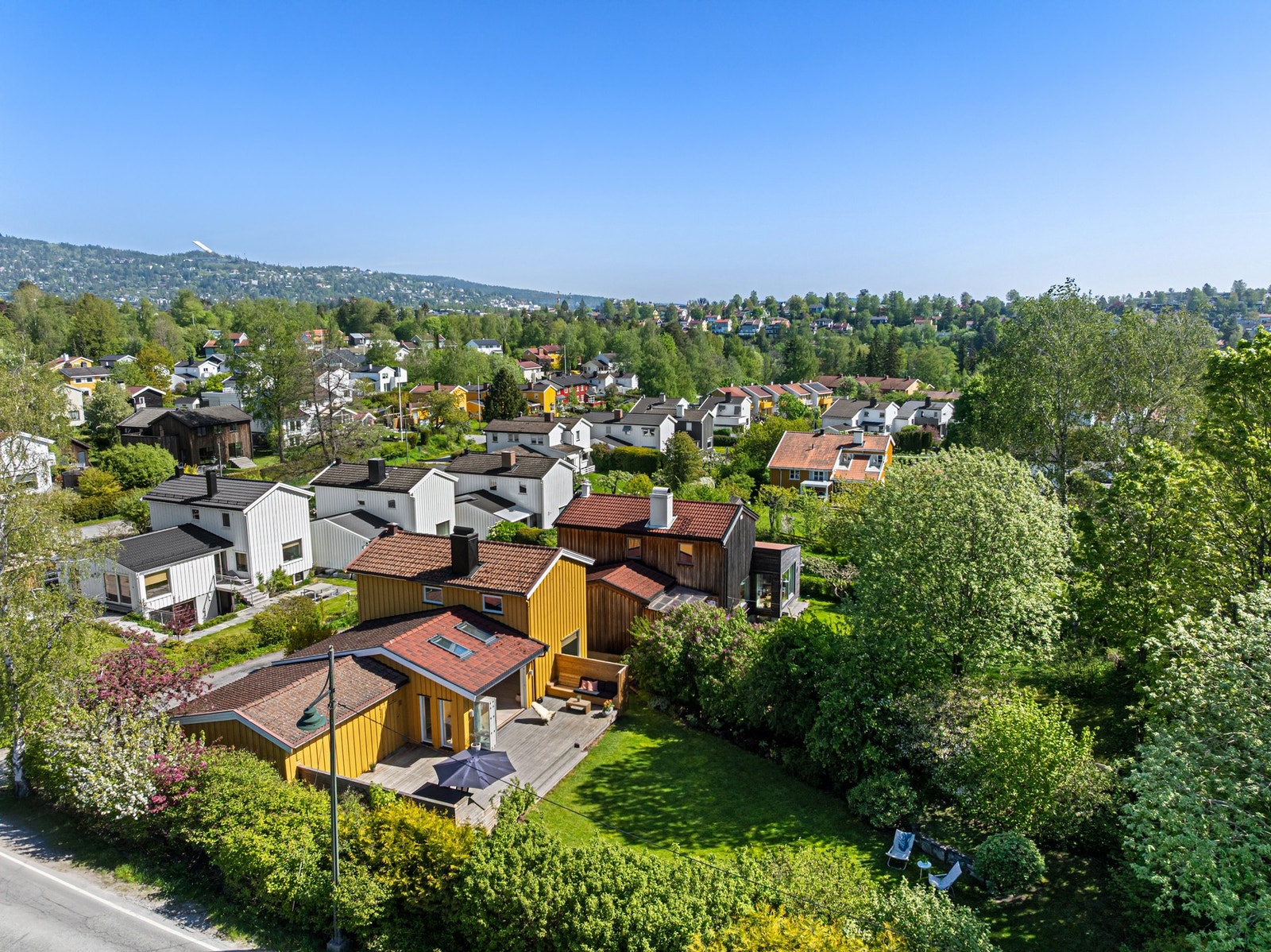 Stor solrik hage og terrasse Galleribilde