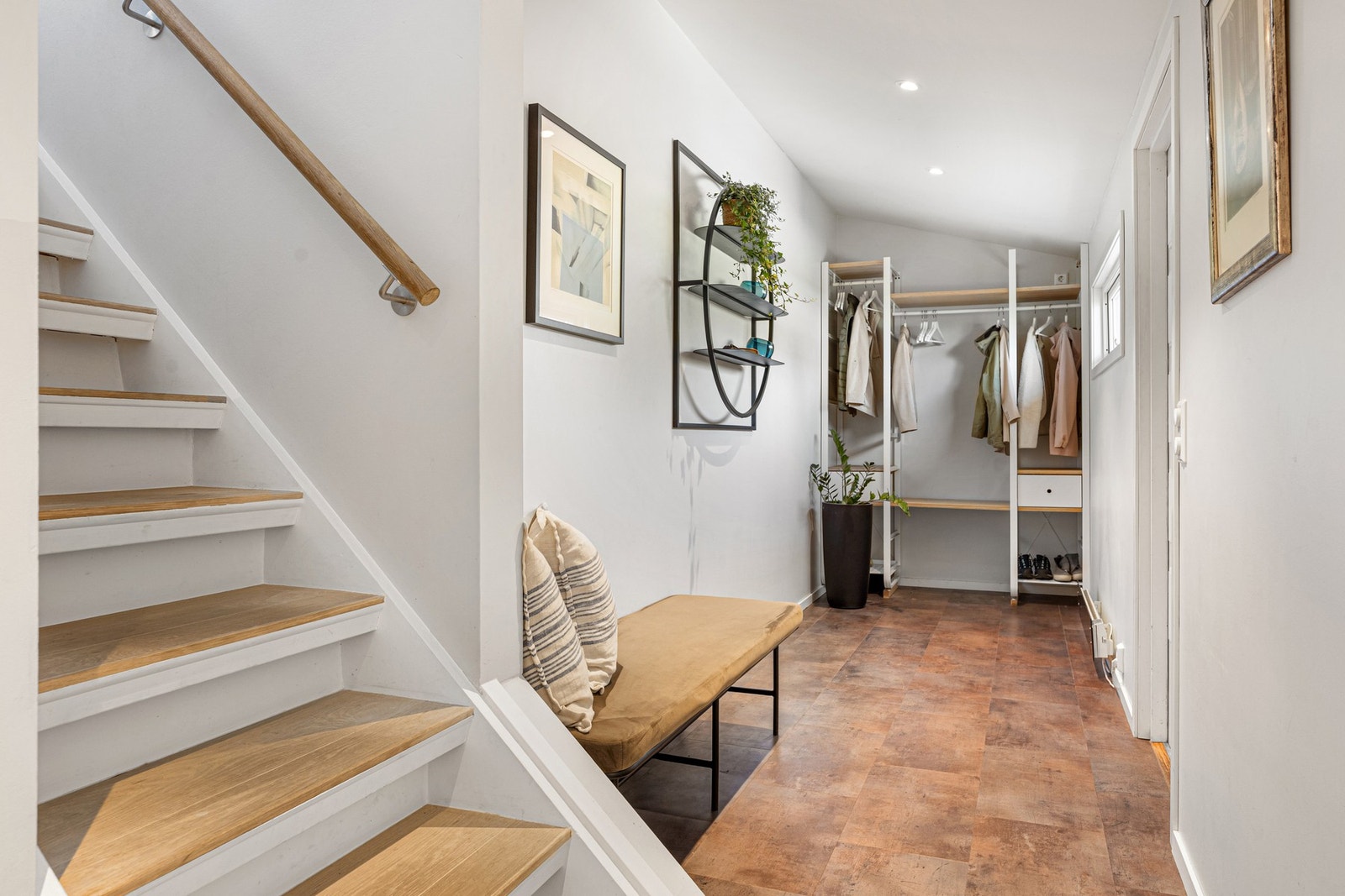 Flislagt entrè/gang med garderobe og varmekabler. Galleribilde