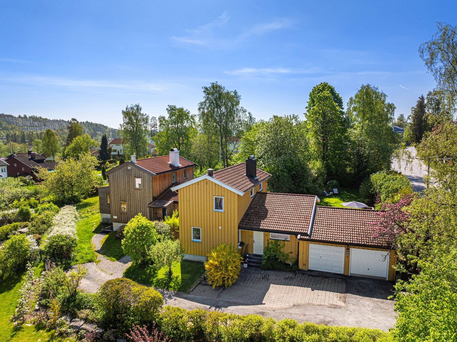Garasje til en bil. Det er montert el-bil lader Galleribilde