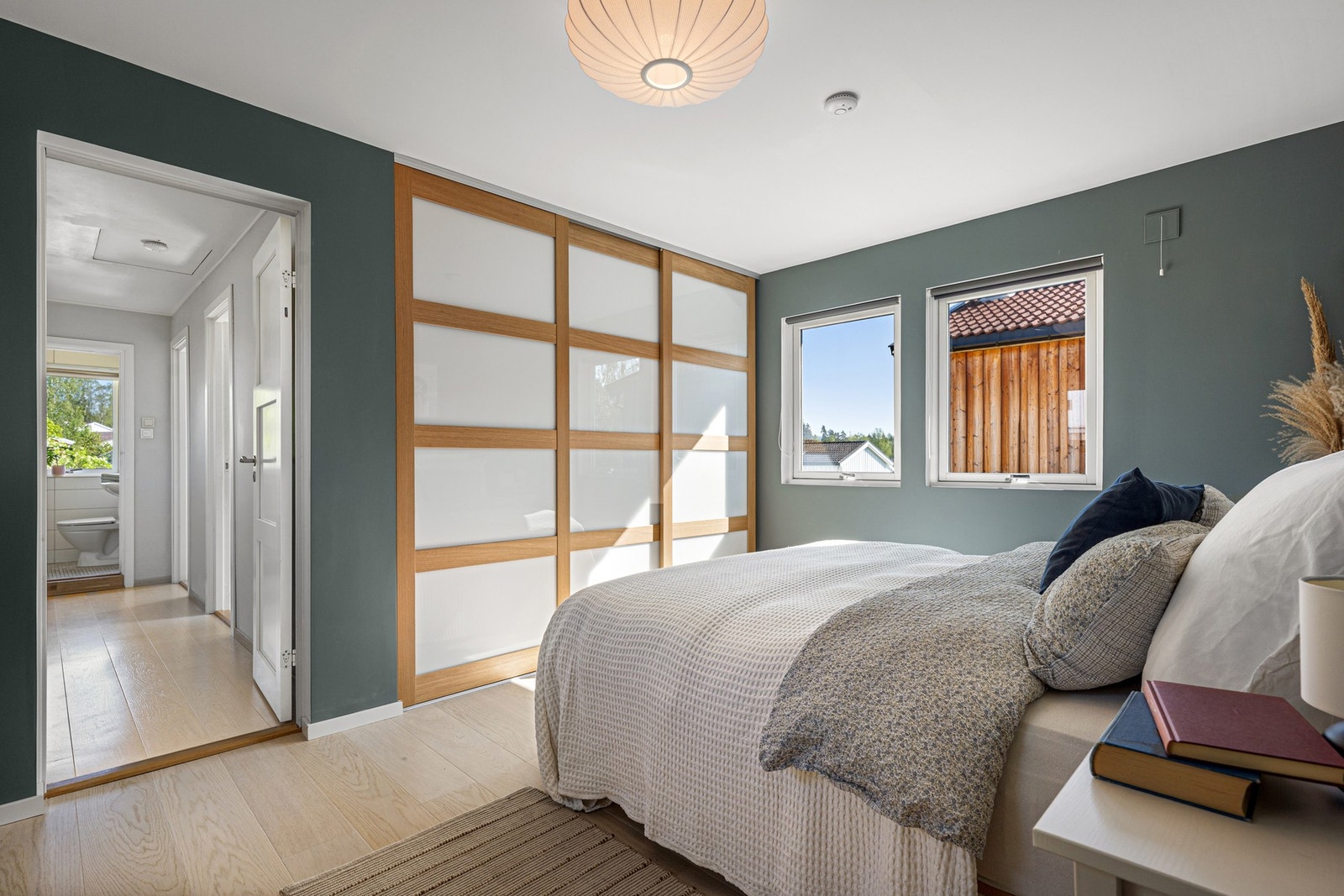 Hovedsoverom med skyvedørsgarderobe Galleribilde