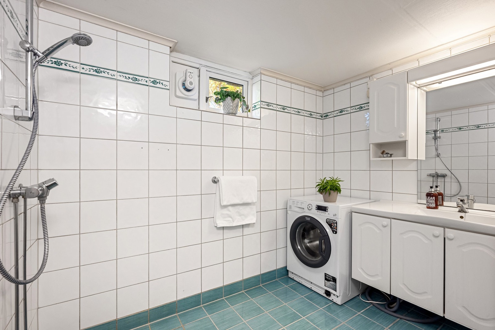 Flislagt bad/vaskerom i kjeller Galleribilde