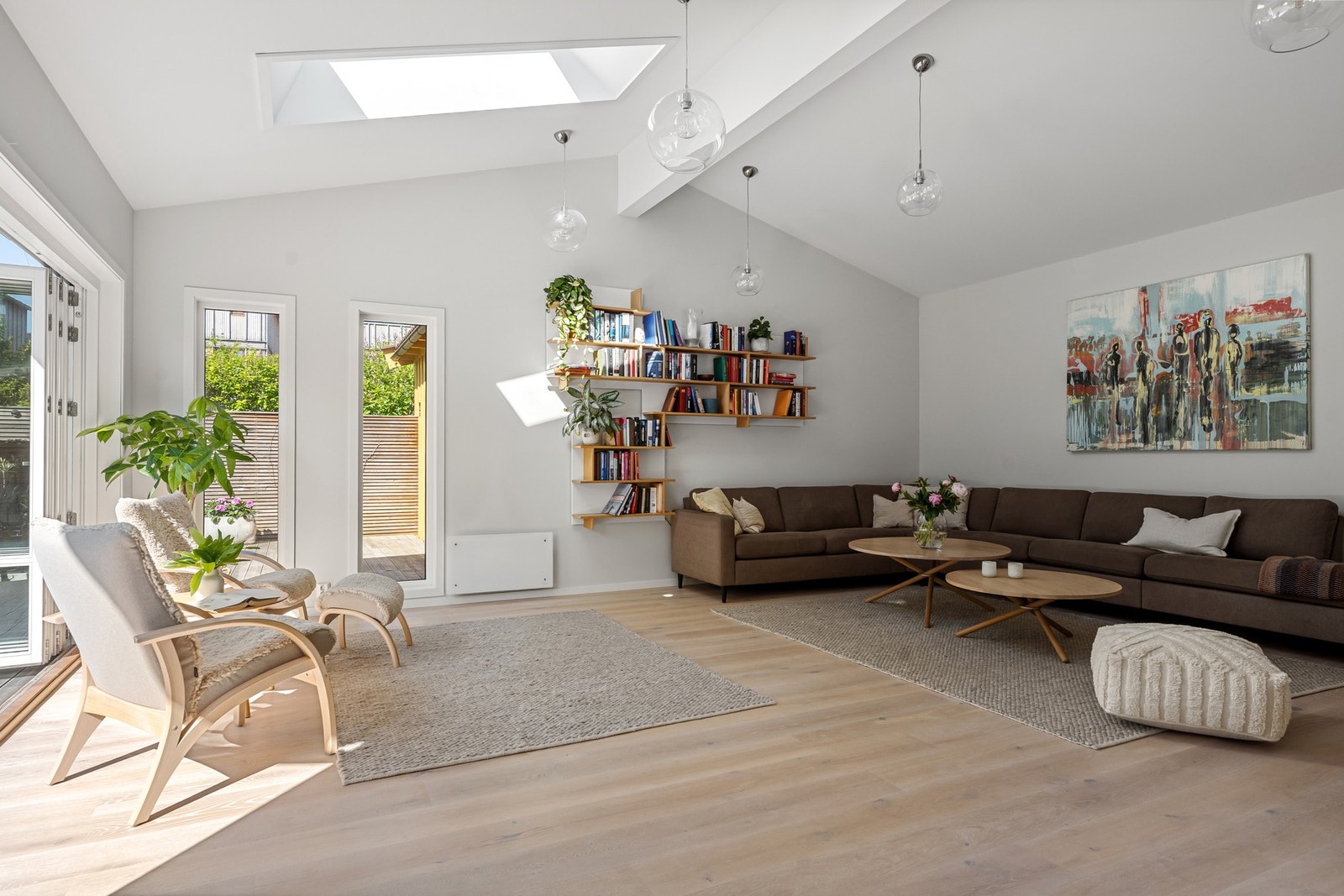 Det er lysmalte vegger og 1-stavs parkett på gulvet Galleribilde