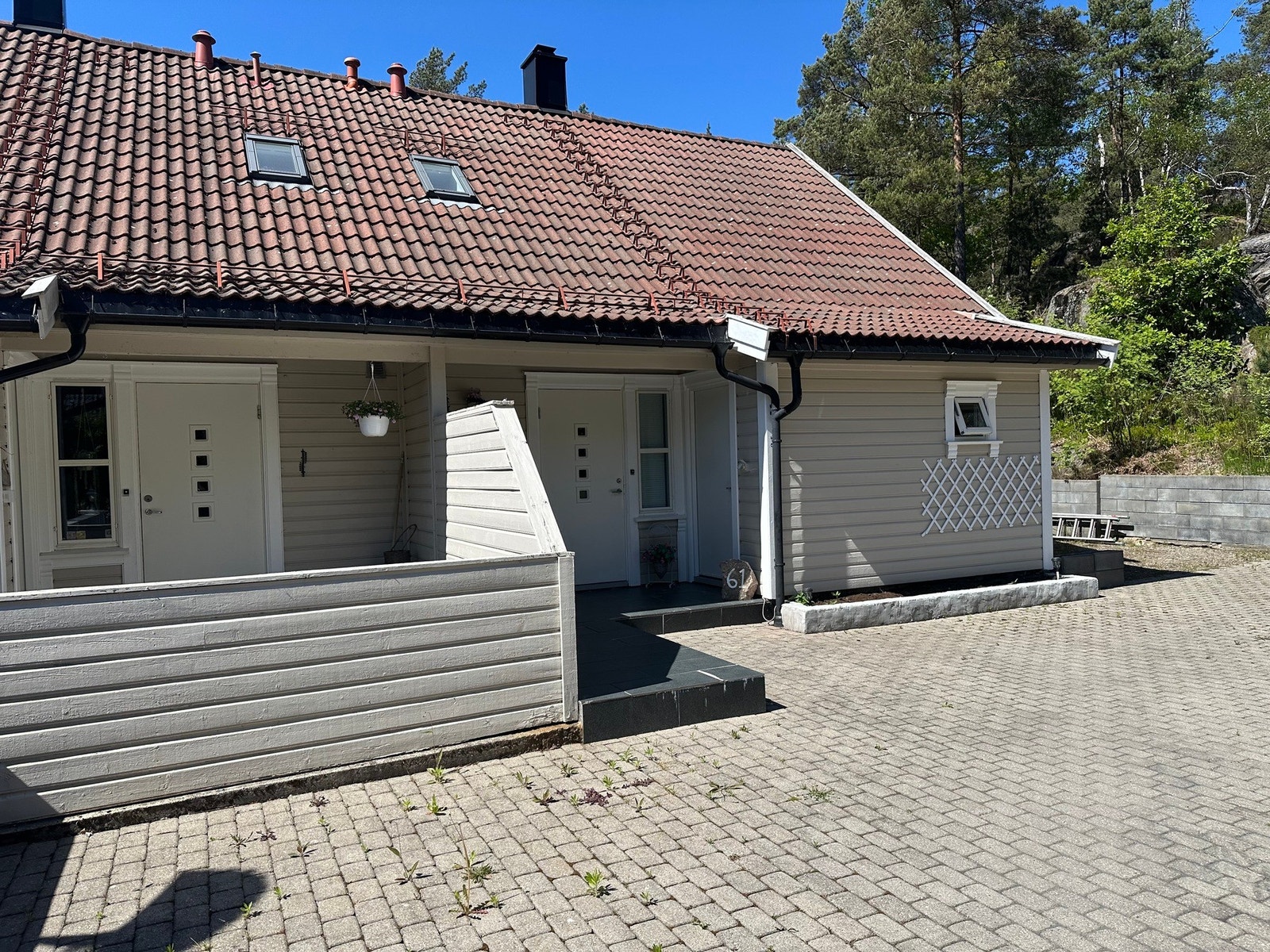 Inngangspartiet - gårdsplassen er belagt med belegningsstein. Velkommen til visning. Galleribilde