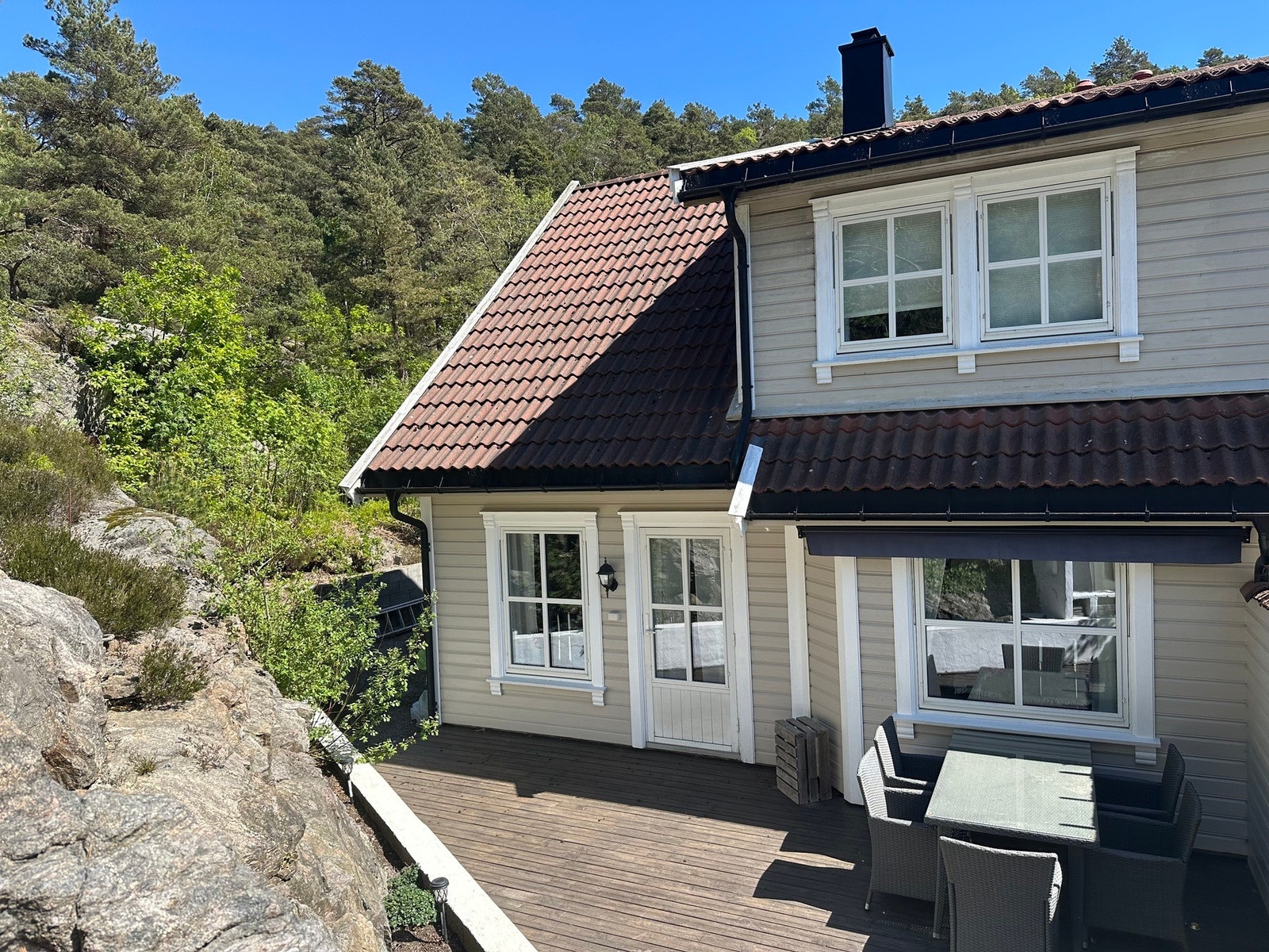 Boligen ligger usjenert og rolig til i skogkanten i enden av en blindvei. Galleribilde