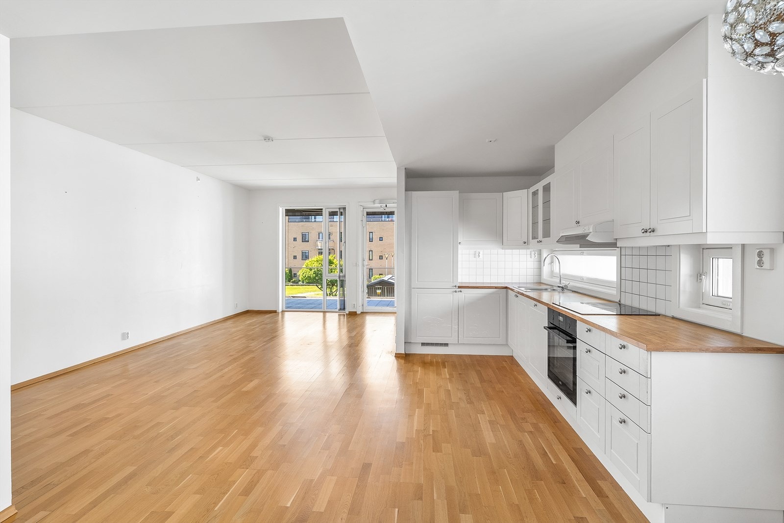 Stue/kjøkken med utgang til balkong. Galleribilde