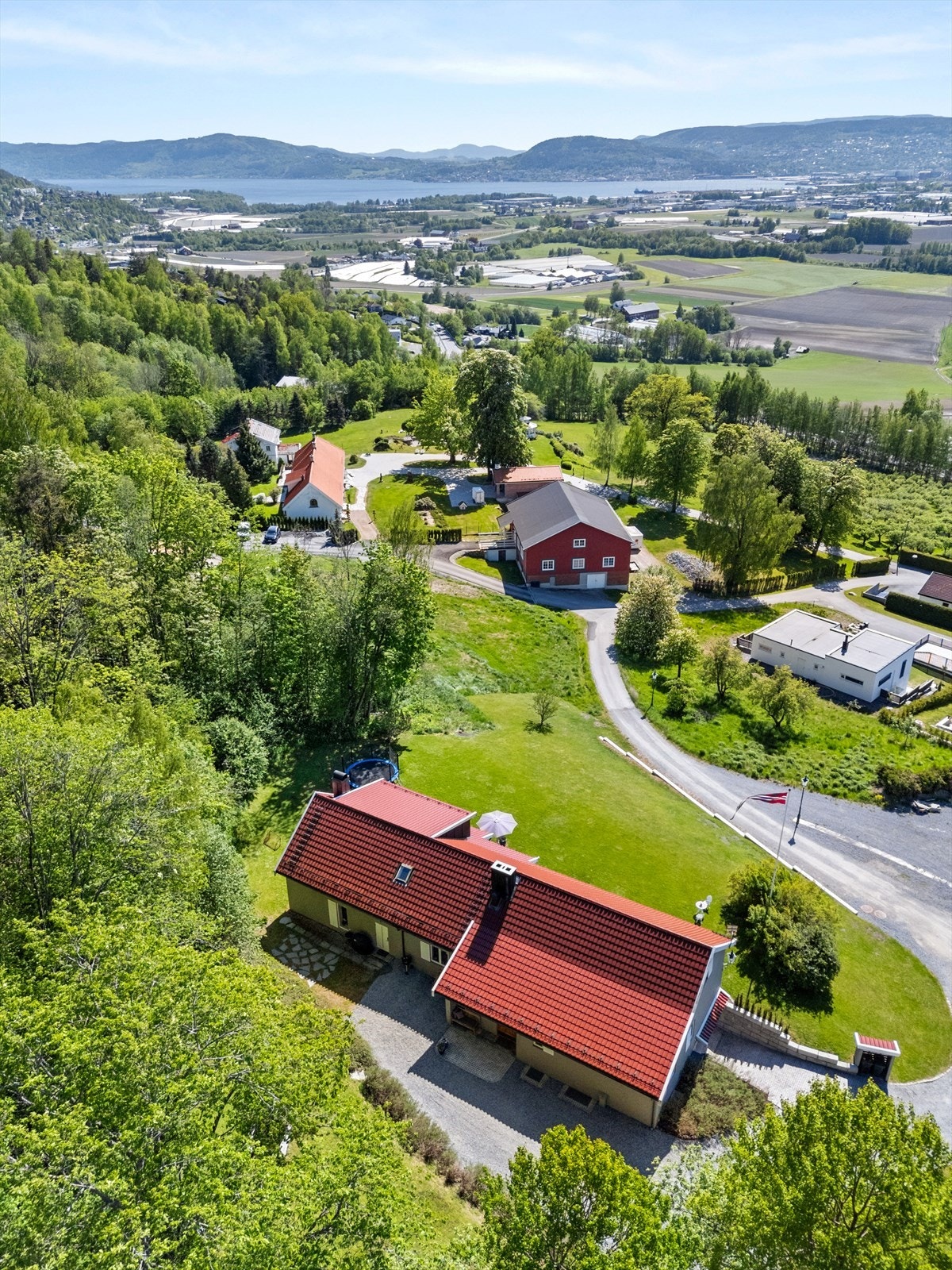 Rolig og trivelig nabolag med god avstand mellom hver bolig som gir godt med privatliv Galleribilde