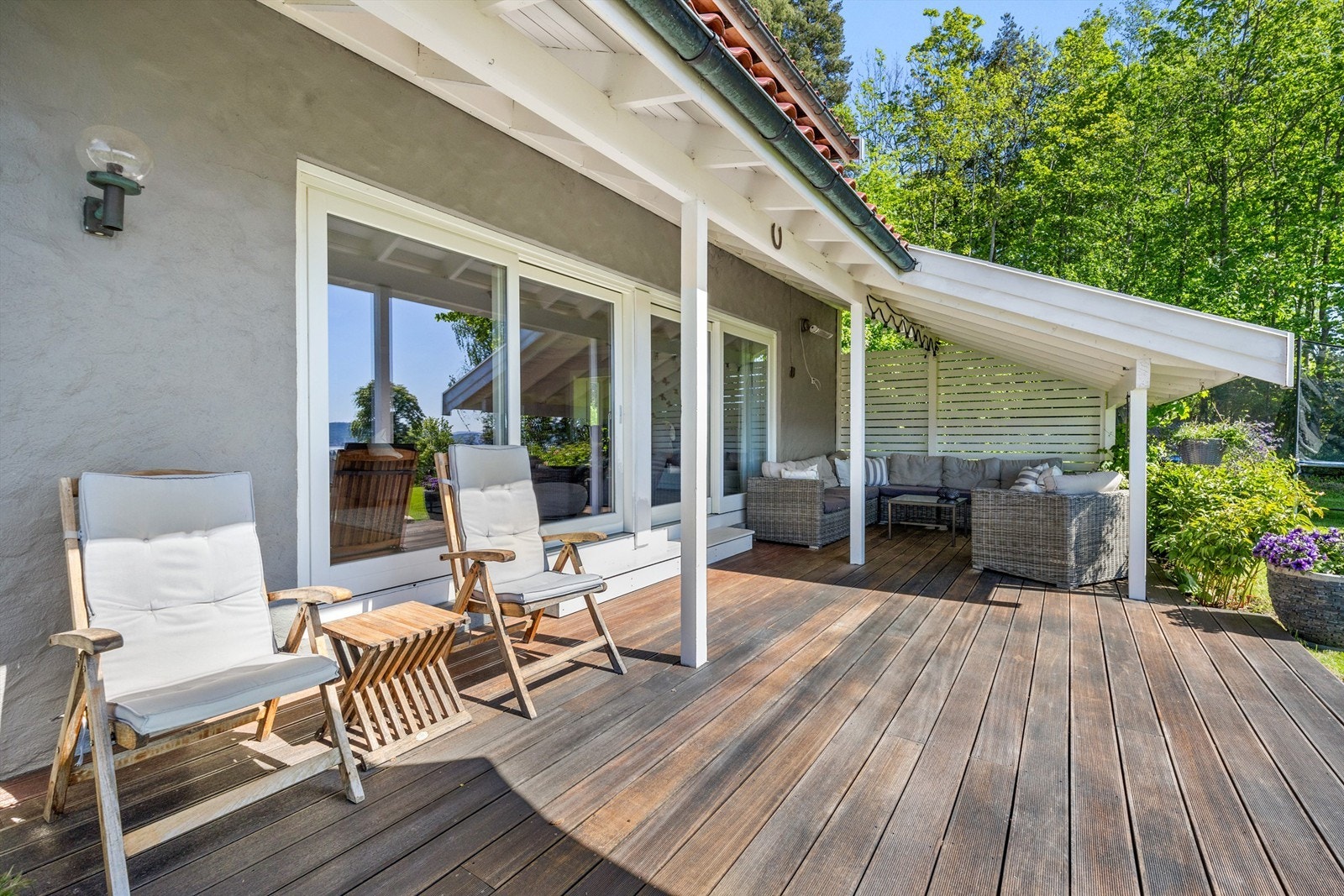 Plattingen har terrassebord på gulv og levegg Galleribilde