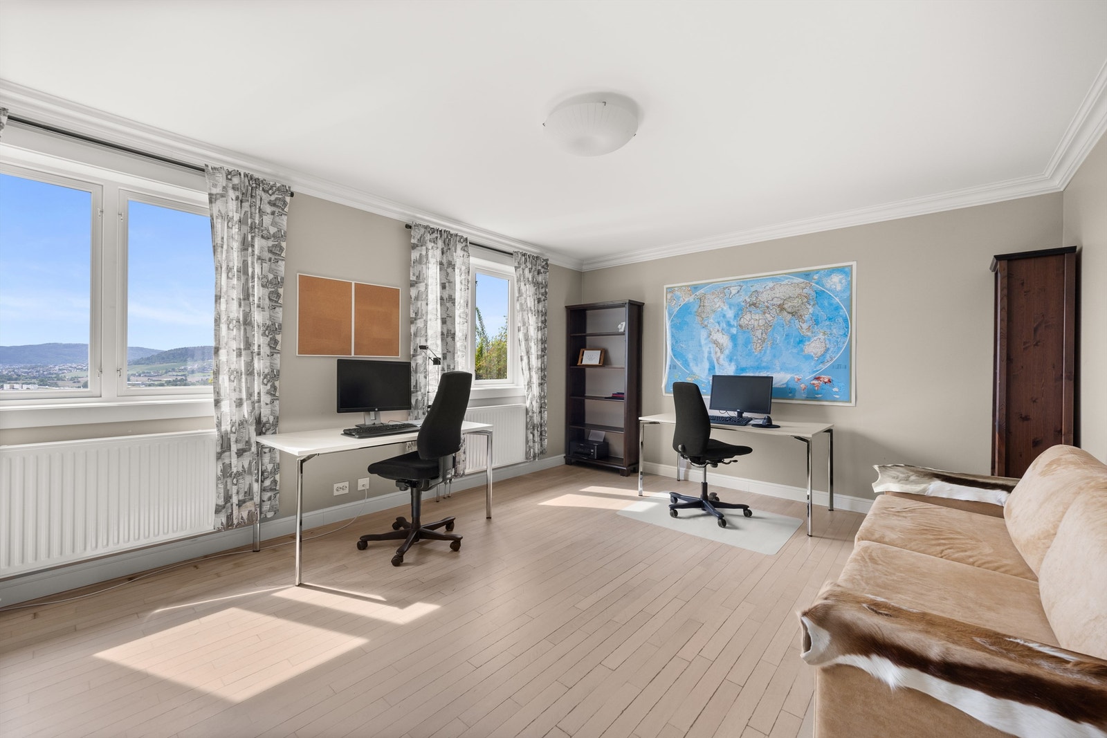 Romslig soverom 1 med to kontorplasser og sofaområde - 1. etasje Galleribilde