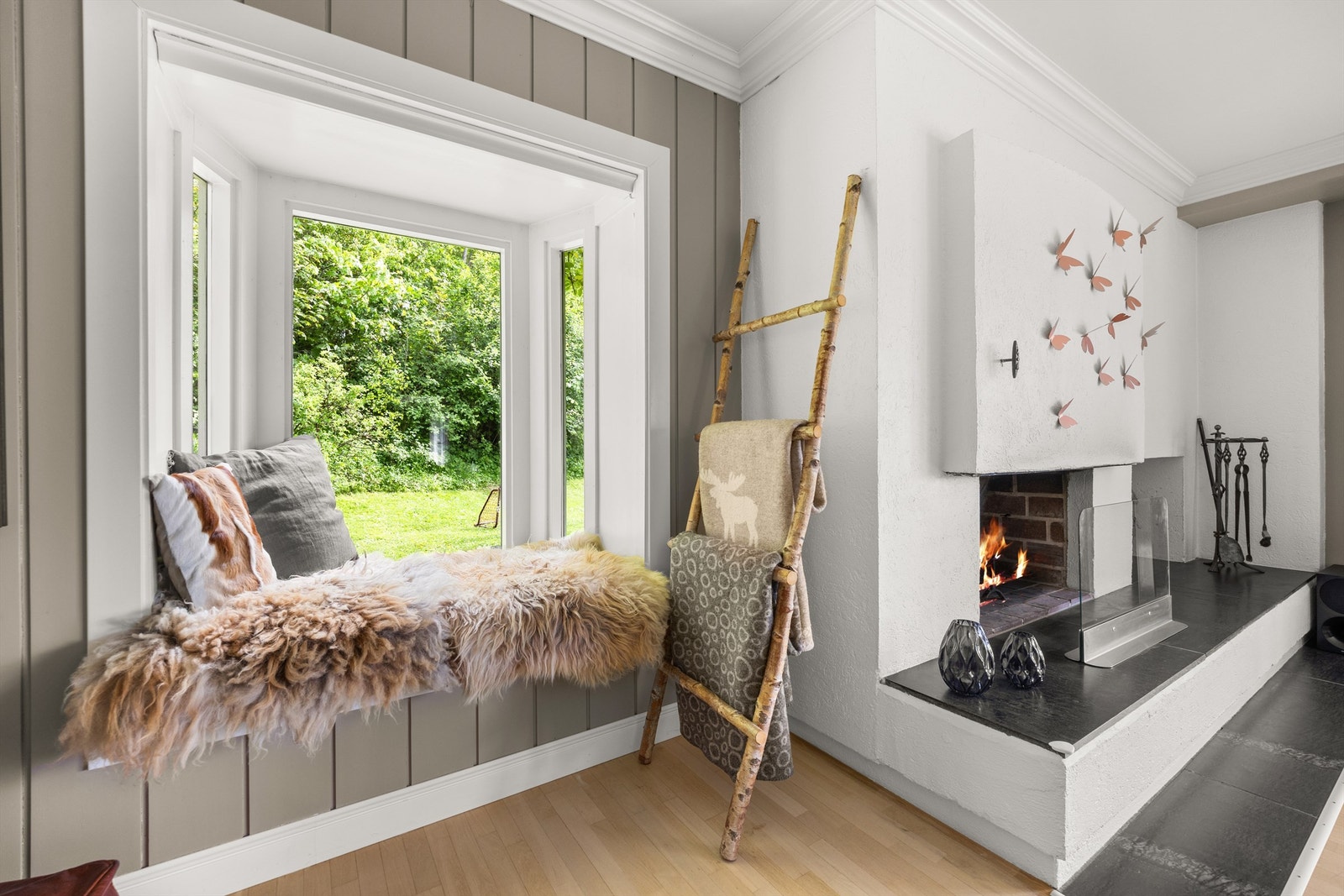 Hyggelig karnapp vendt ut mot skogen/hagen - det er dyp karm som gir mulighet for en sitteplass Galleribilde